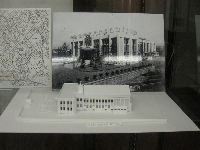 貝塚市公会堂・公民館の外観写真と復元模型