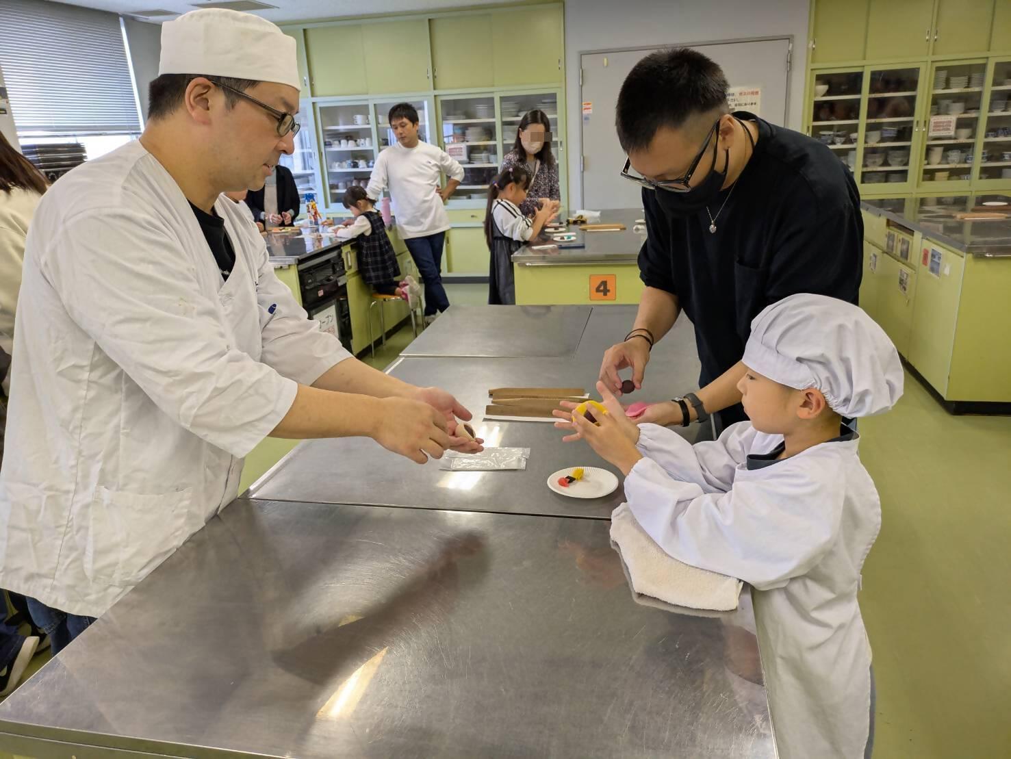 親子で先生に教わりながら和菓子を作成している様子