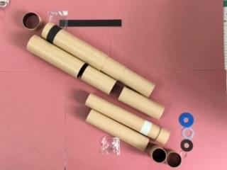 手作り望遠鏡キットの写真、紙筒、レンズなどがあります。