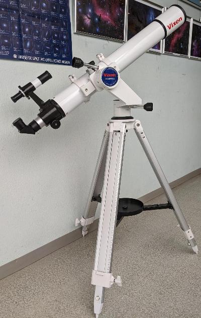 新しい貸出用望遠鏡の写真です。8センチメートル屈折望遠鏡で重量は約9キログラムと、コンパクトで扱いやすいです。