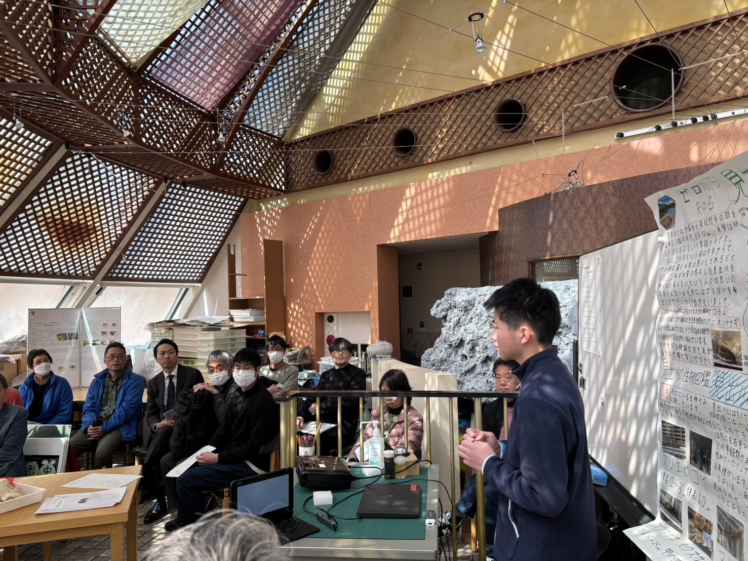 自然遊学館調査報告会で、発表者が調査研究活動の成果を参加者の方々の前で発表しているようす