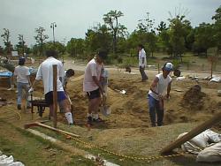 市民ボランティアの方がトンボの池を掘っている様子（1997年）