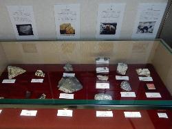 この画像は、鉱物標本を展示しているコーナーを撮影したものです。藤浦淳氏が収集・寄贈されたものを展示しています。