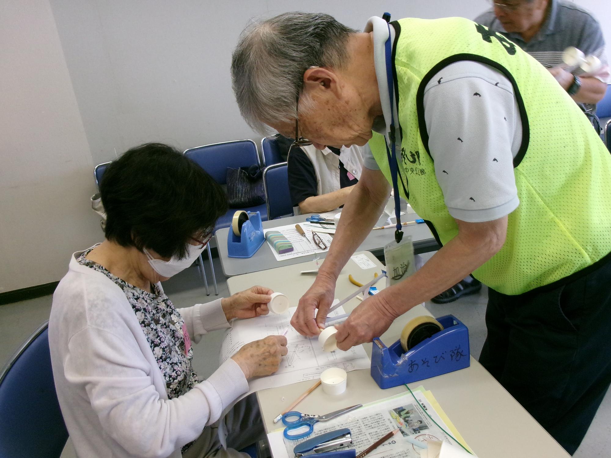 講座の受講者と一緒にプロペラ車を制作している様子です