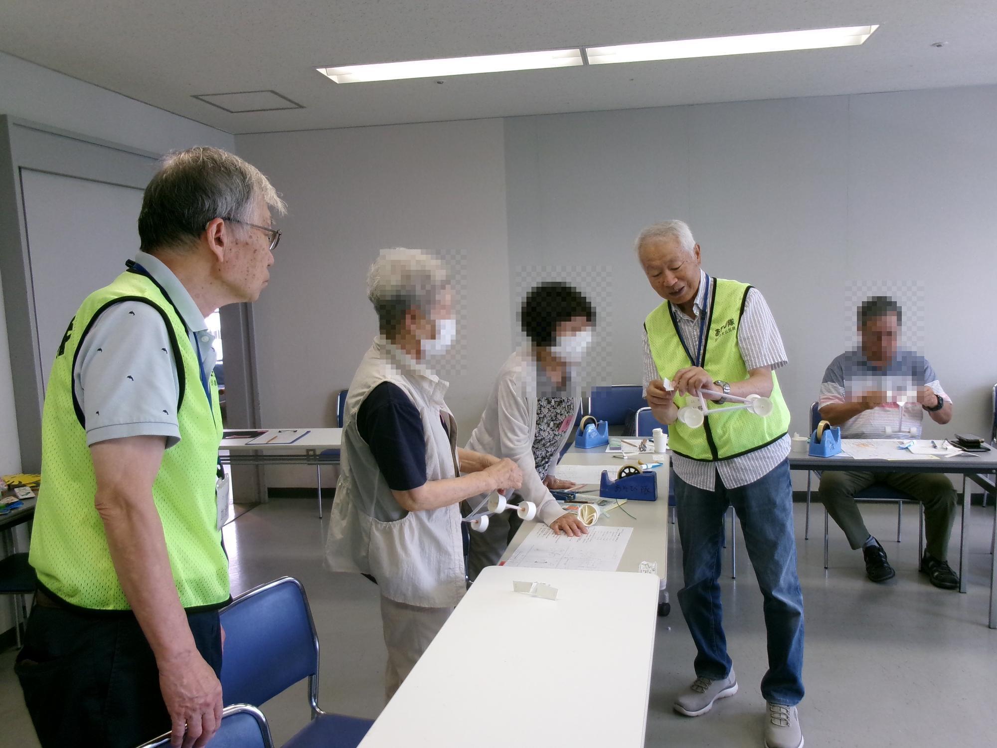 受講者とプロペラ車を走らせる様子です