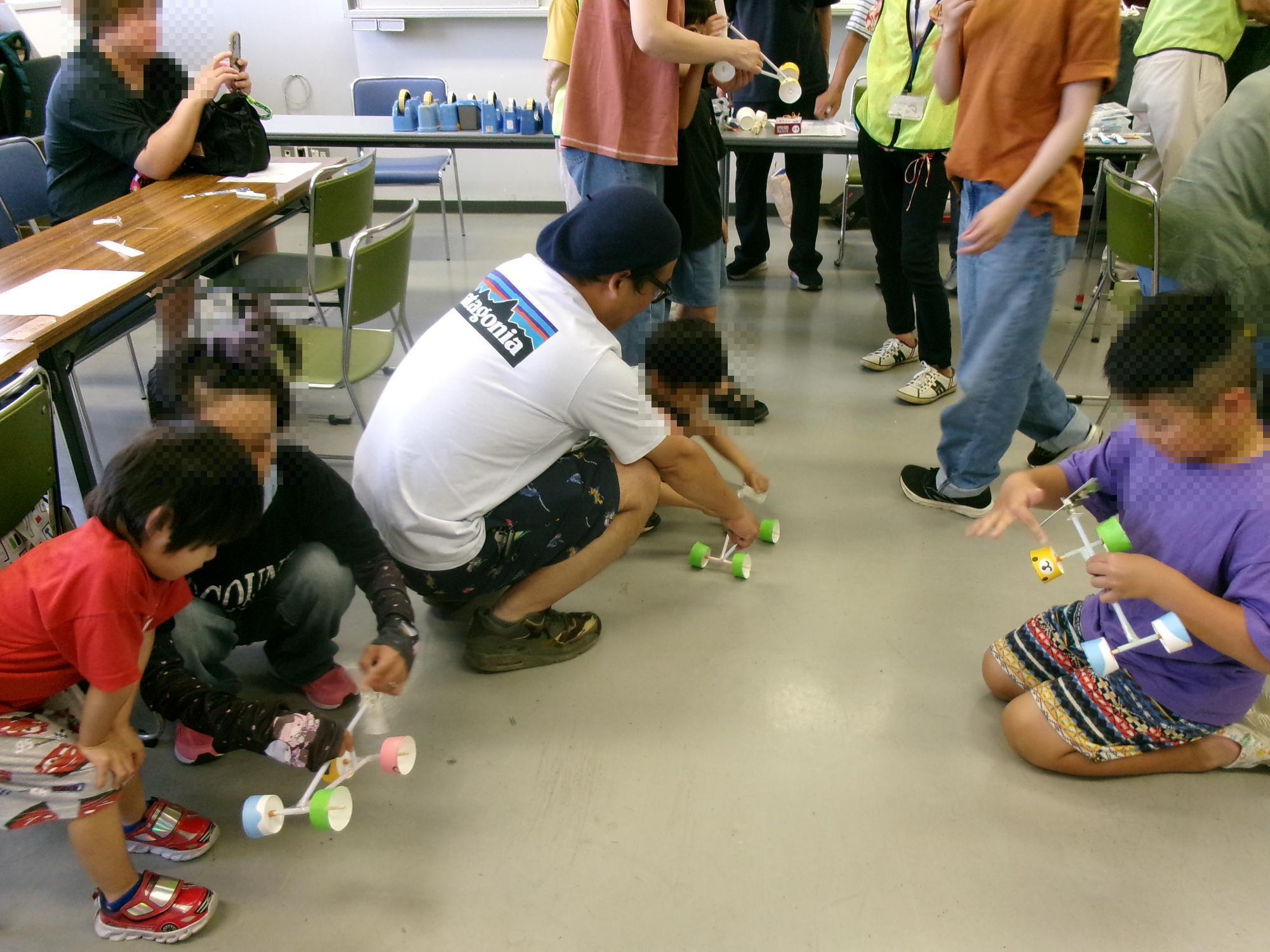 子ども達がプロペラで進む車を走らせている様子です