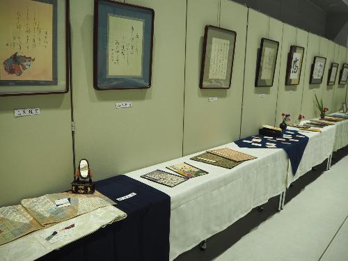 昨年度の書道クラブの展示です 展示は小ホールで行います