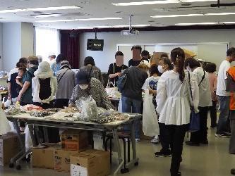 バザー当日のにぎわいの様子