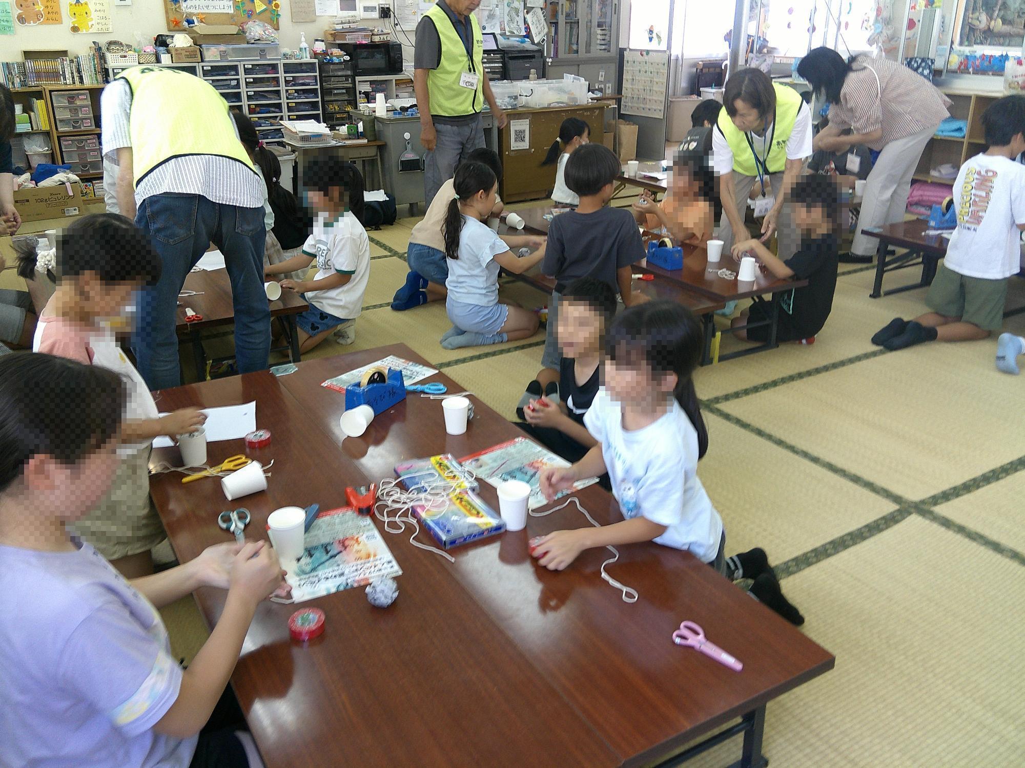 子ども達がコップけん玉を工作している様子です