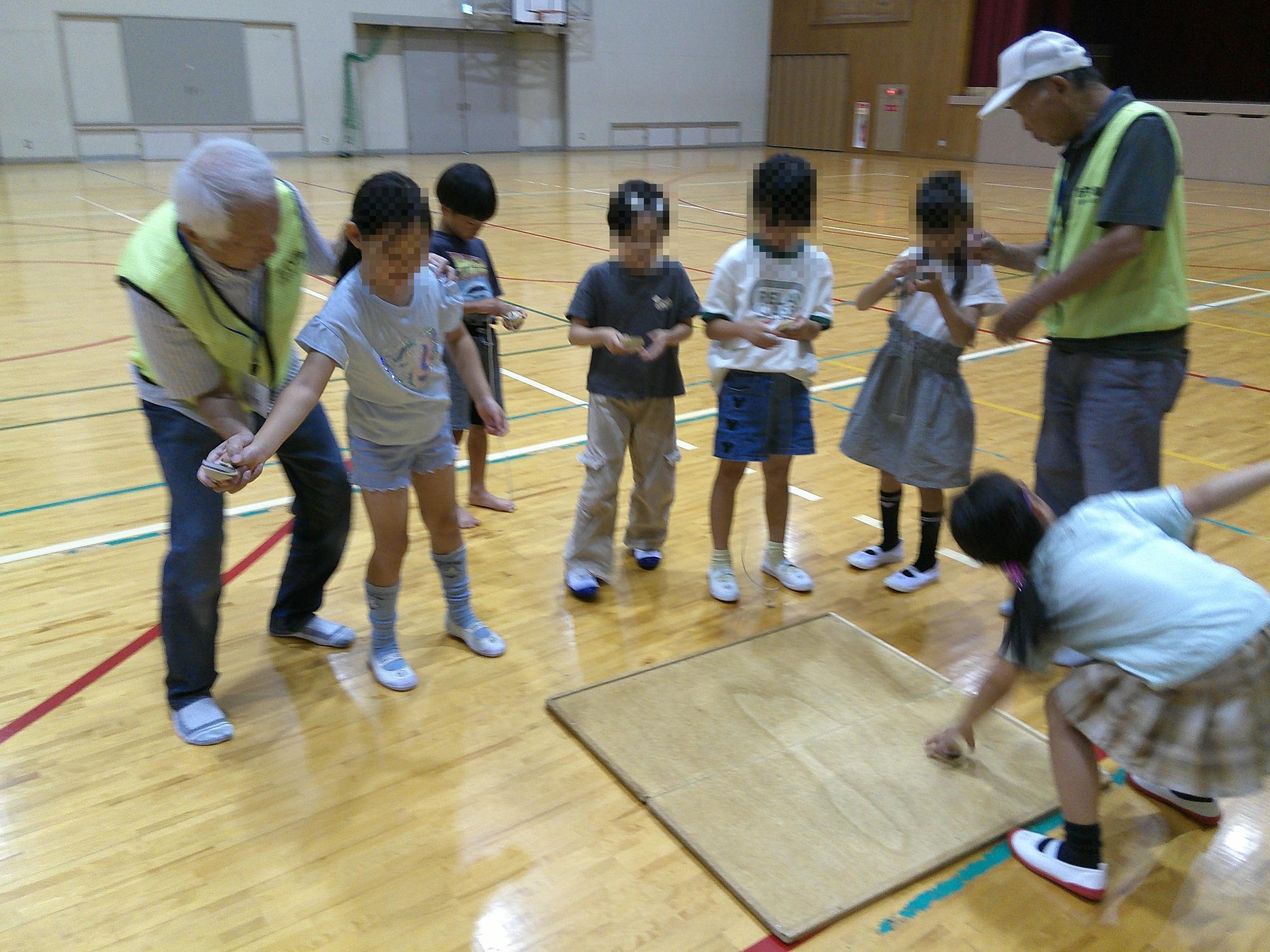 子ども達がコマ回しをしている様子です