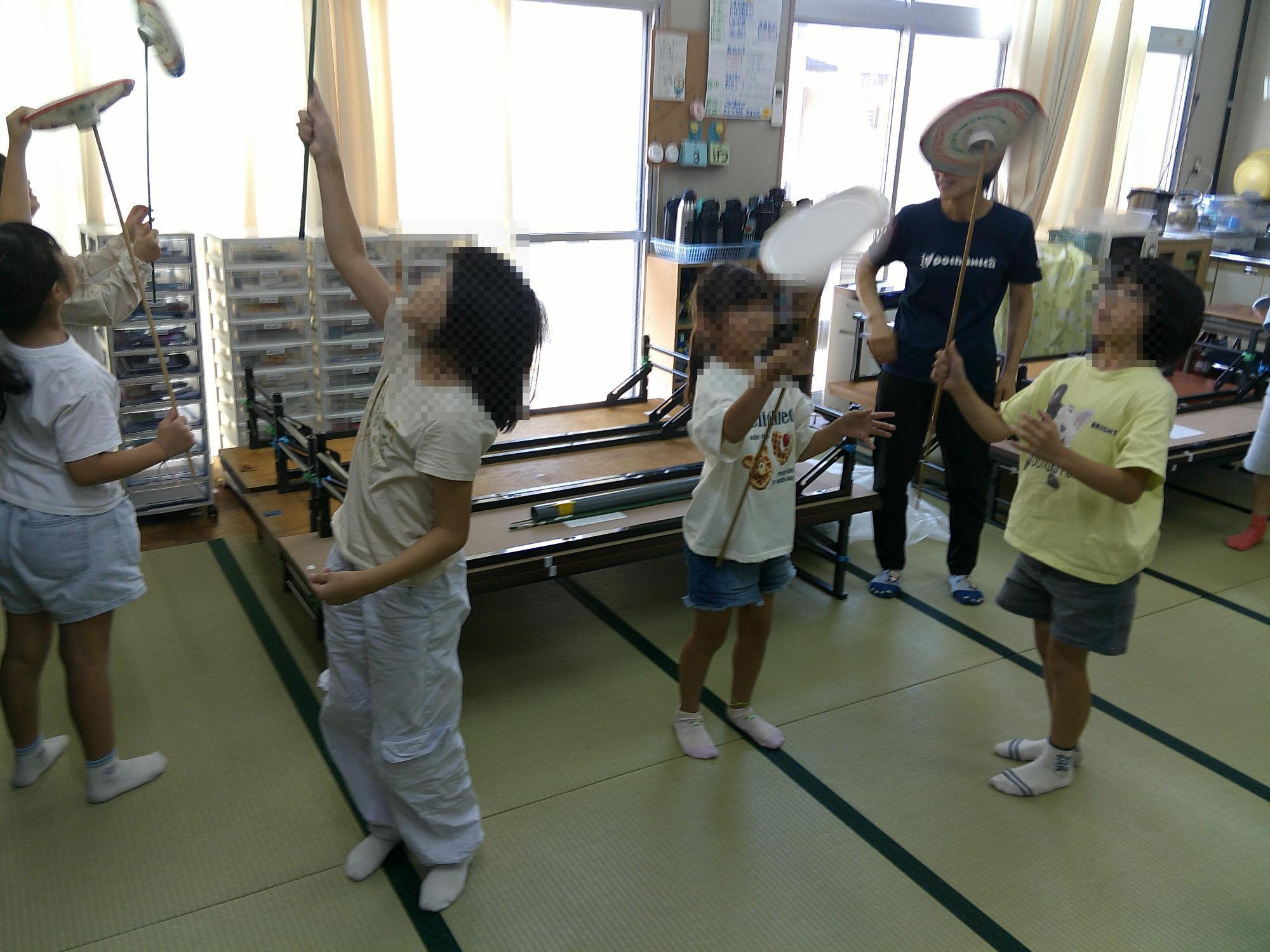 子ども達が皿回しをしている様子です