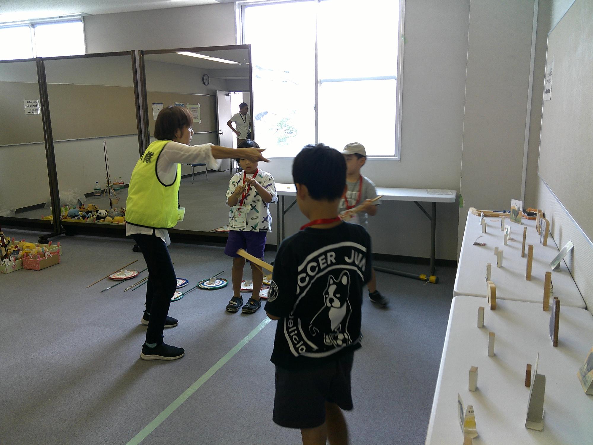 子ども達がゴム銃で遊んでいる様子です