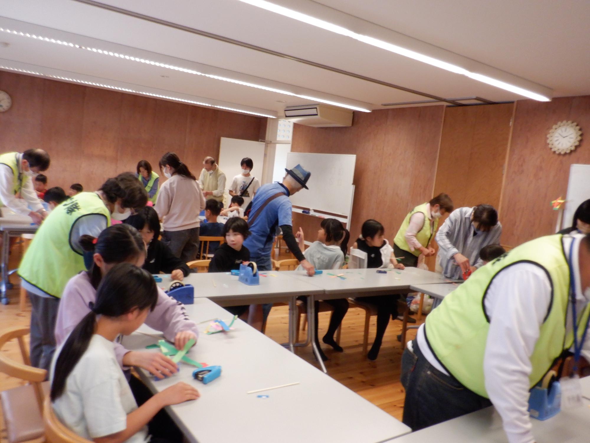子どもたちが隊員たちに教えてもらいながら製作している様子