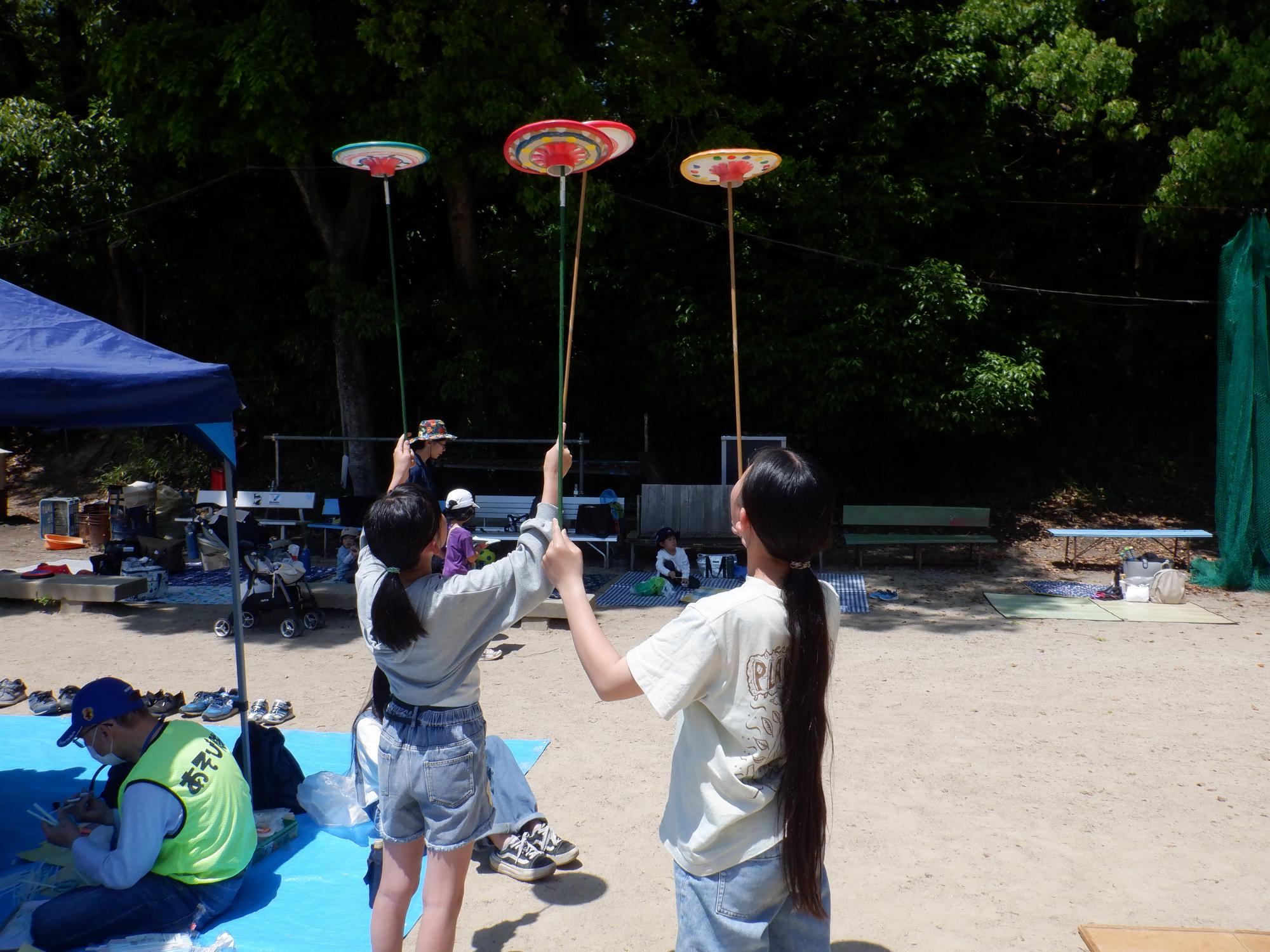 子どもたちが上手に皿回しをしている様子