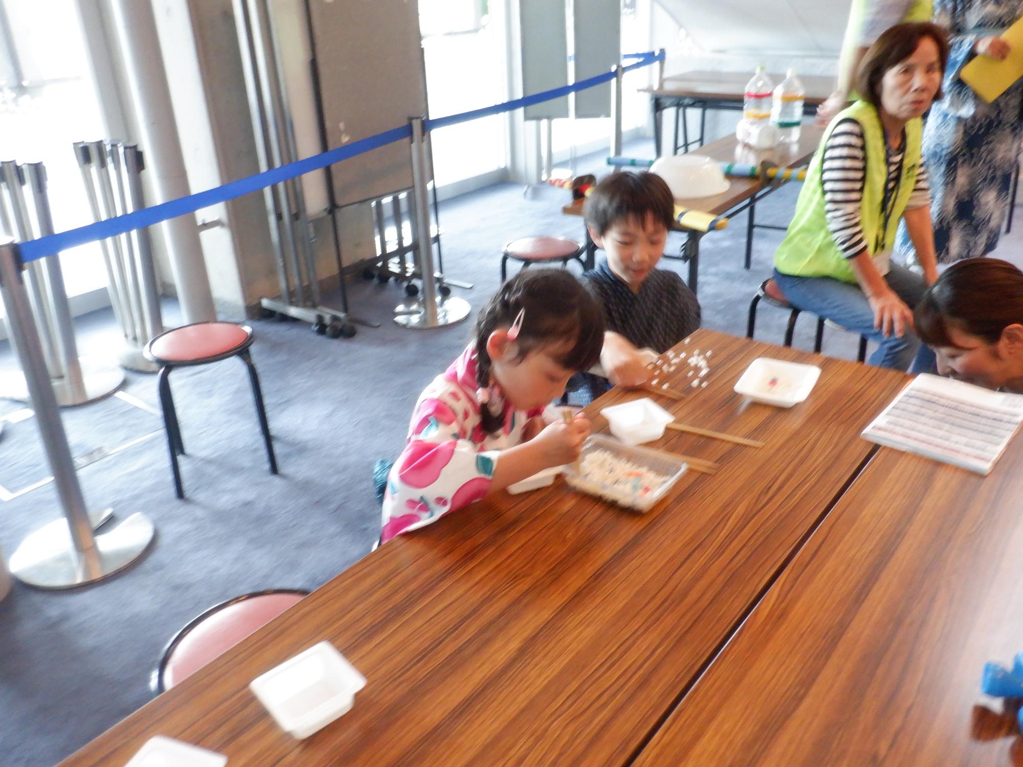豆つかみで遊んでいる様子