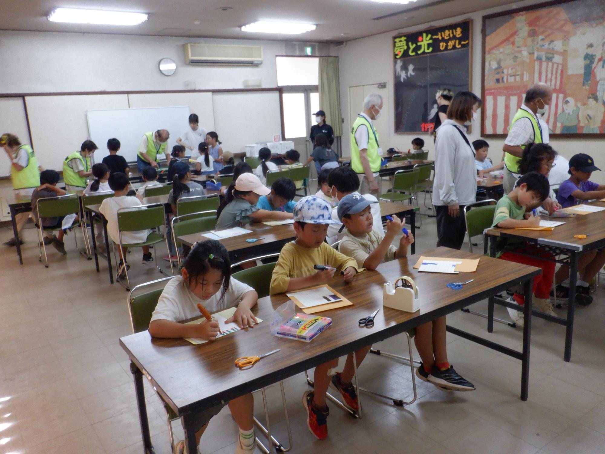 子どもたちが色をぬっている様子