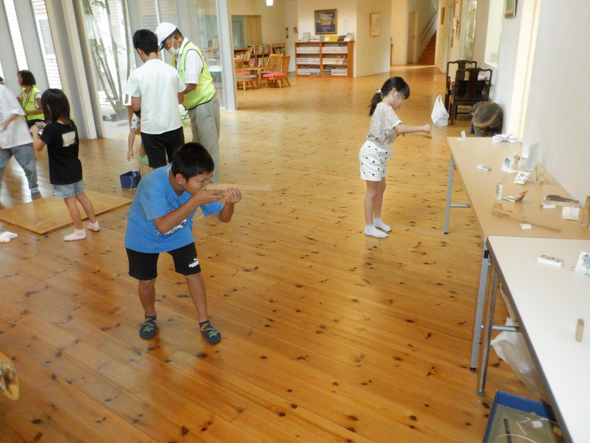 子どもたちがゴム銃をしている様子