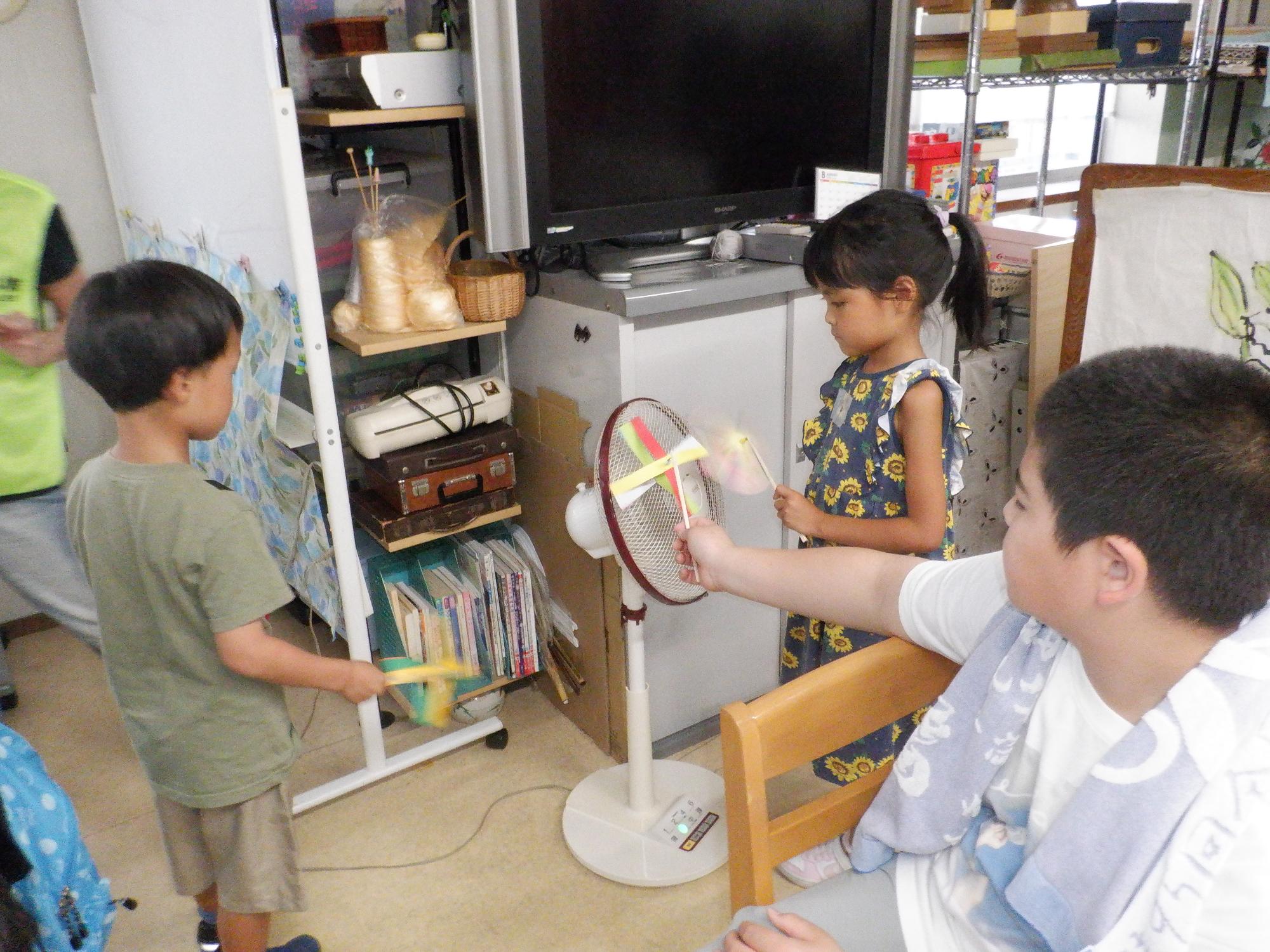 かざぐるまで遊んでいる様子