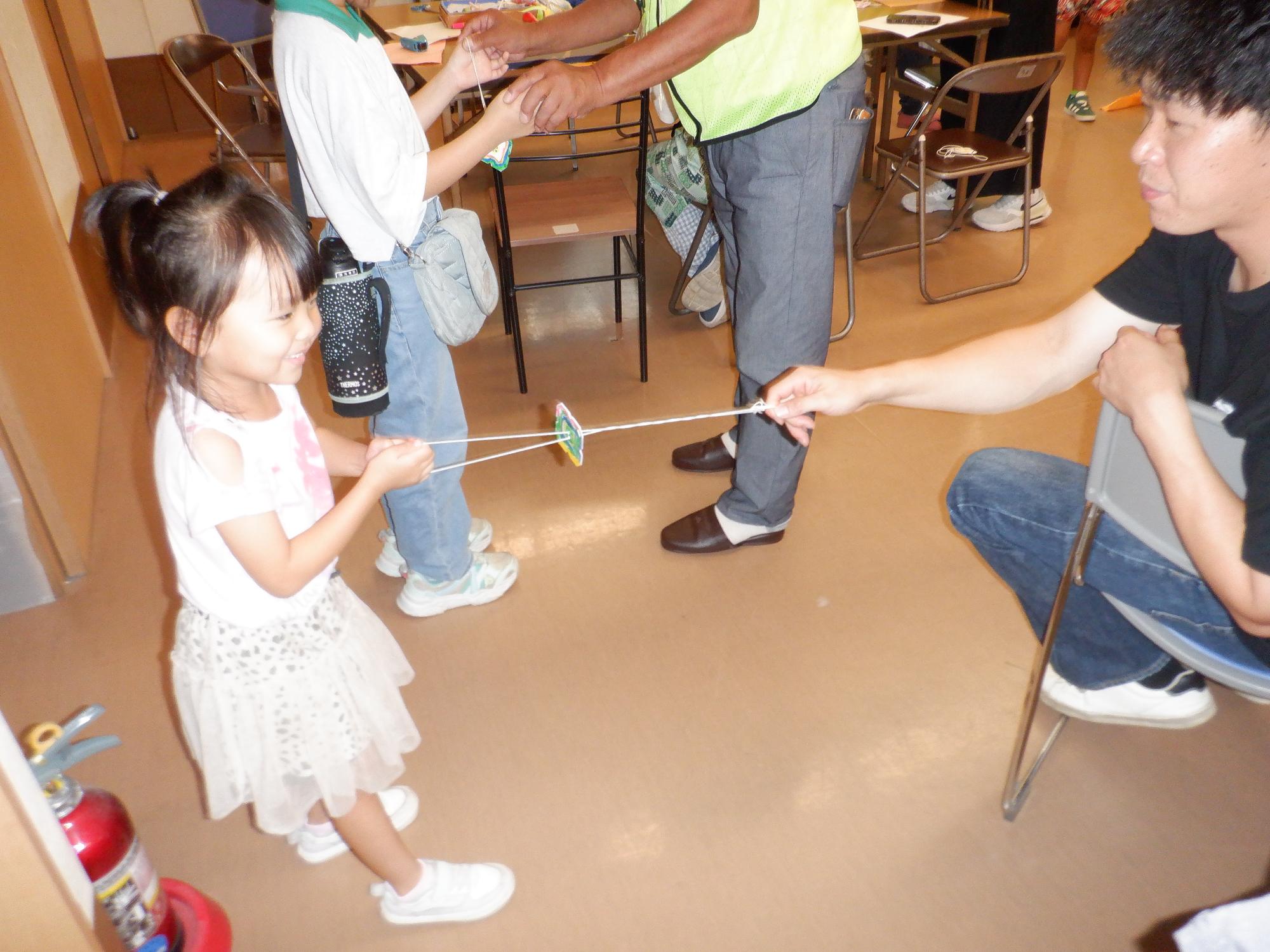 ブンブンゴマで遊んでいる様子