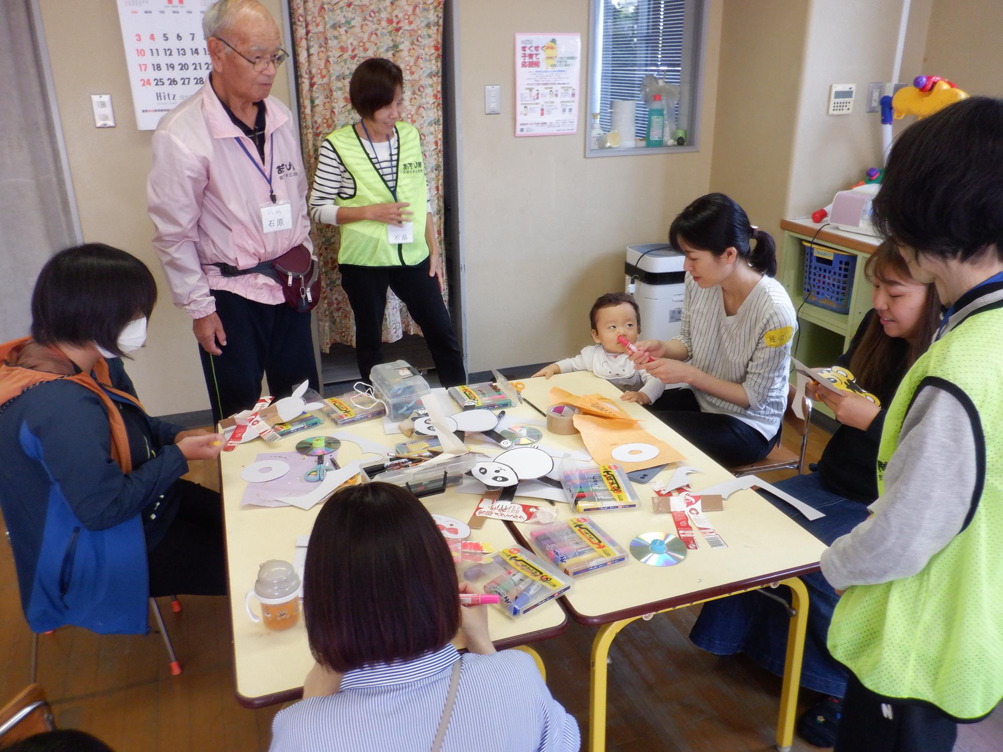 お母さんたちと工作している様子