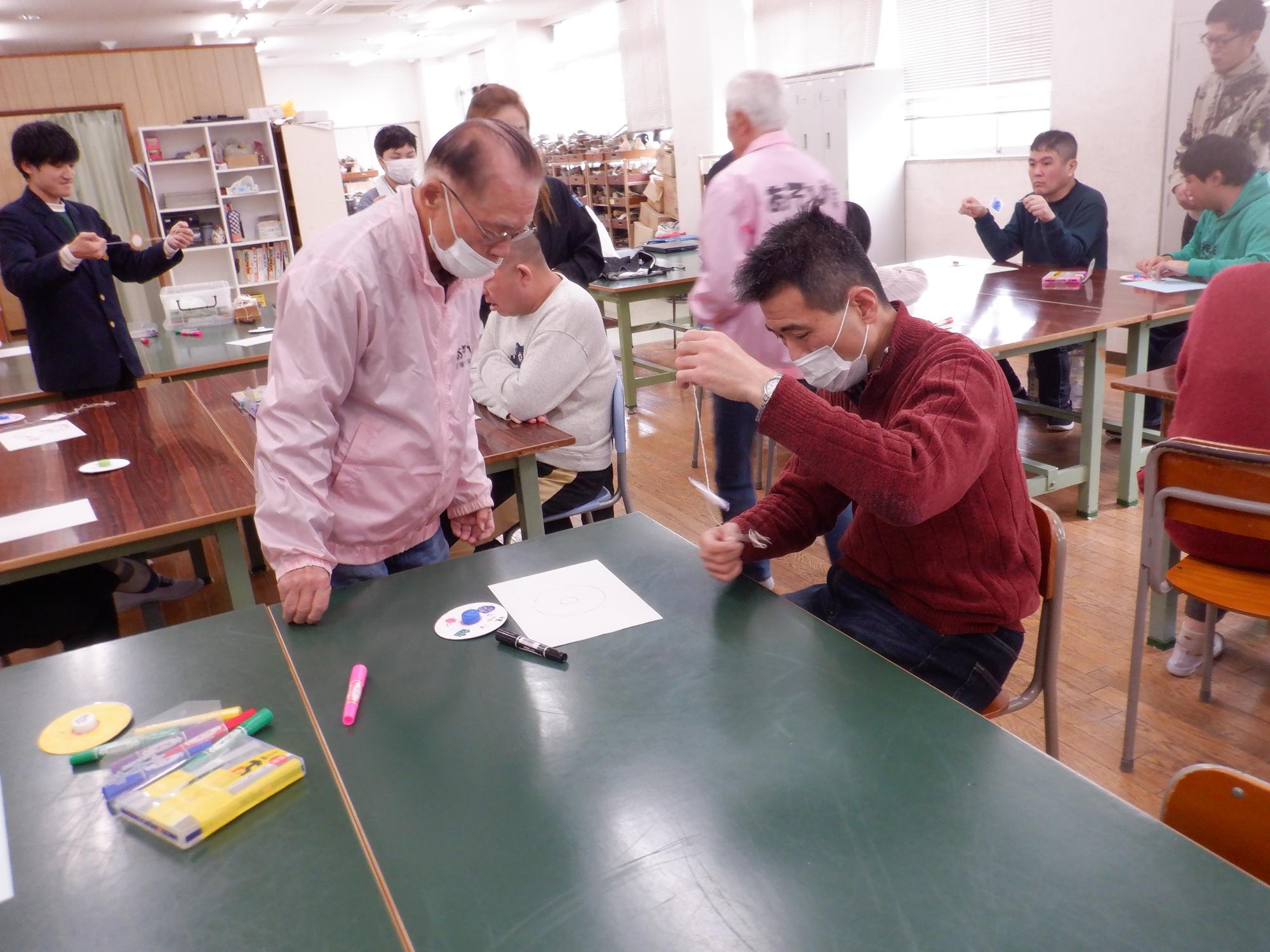 隊員と手作りのおもちゃであそぶ様子
