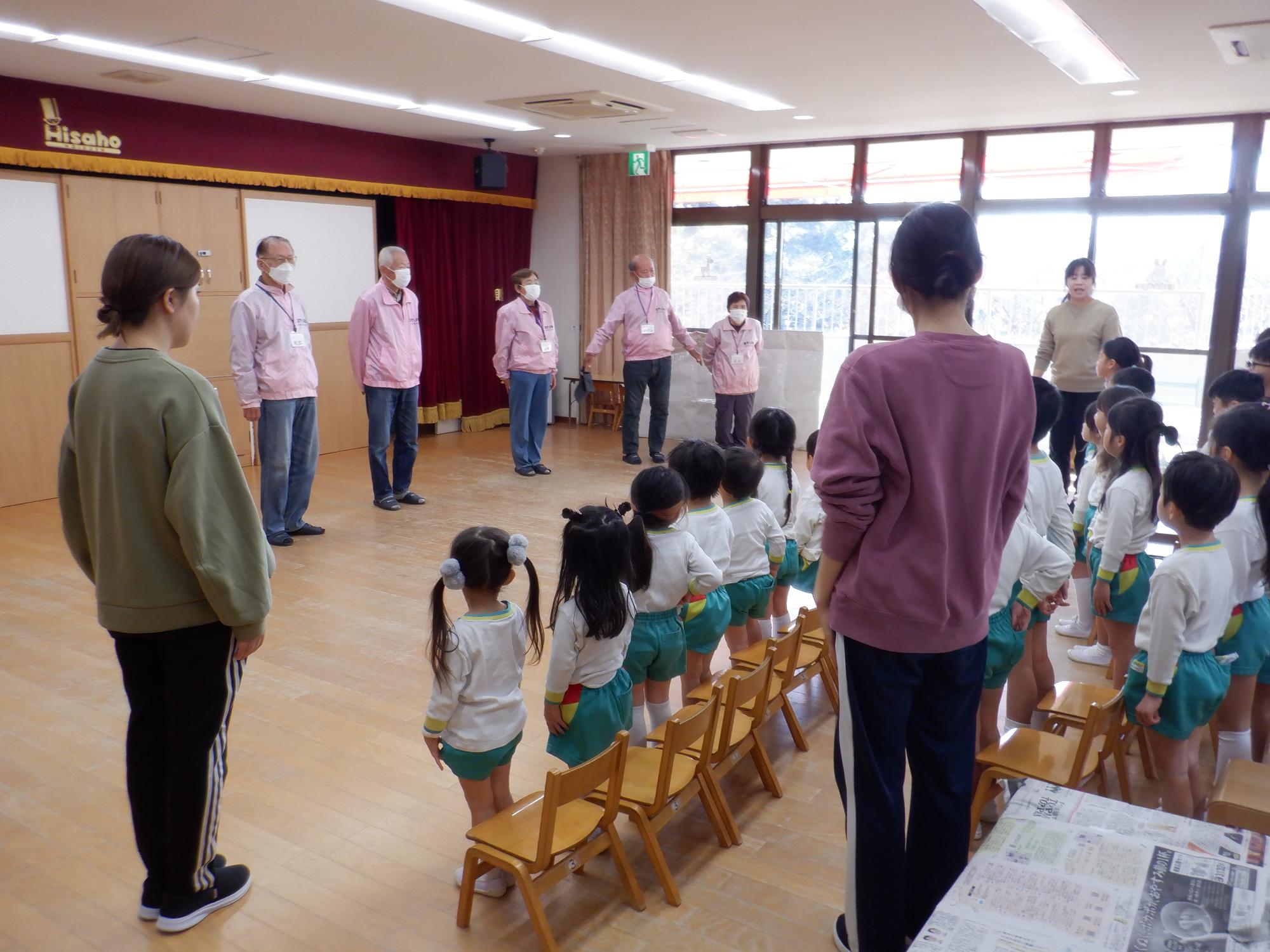 子ども達が隊員たちに挨拶している様子