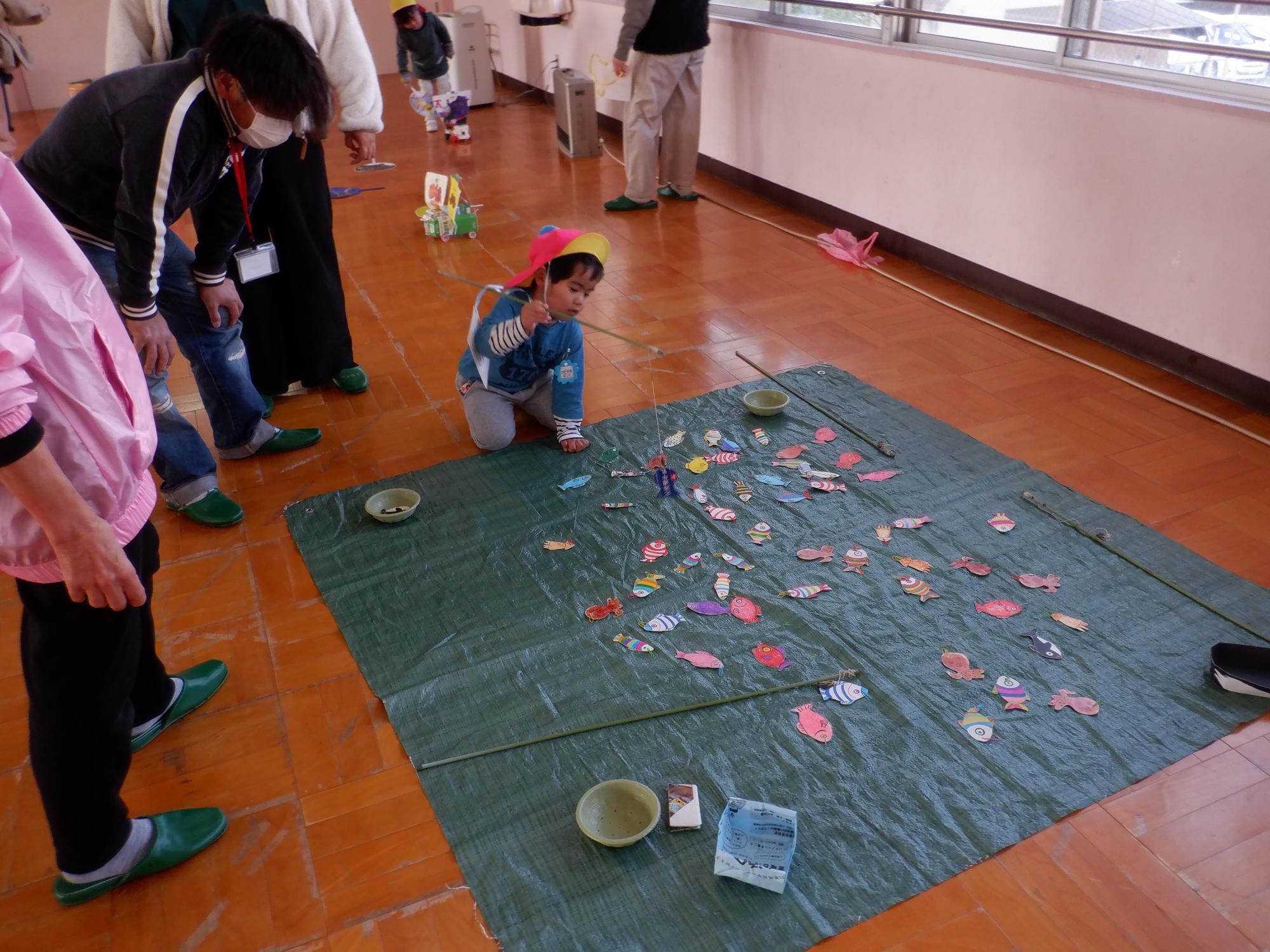 魚釣りで遊んでいる様子