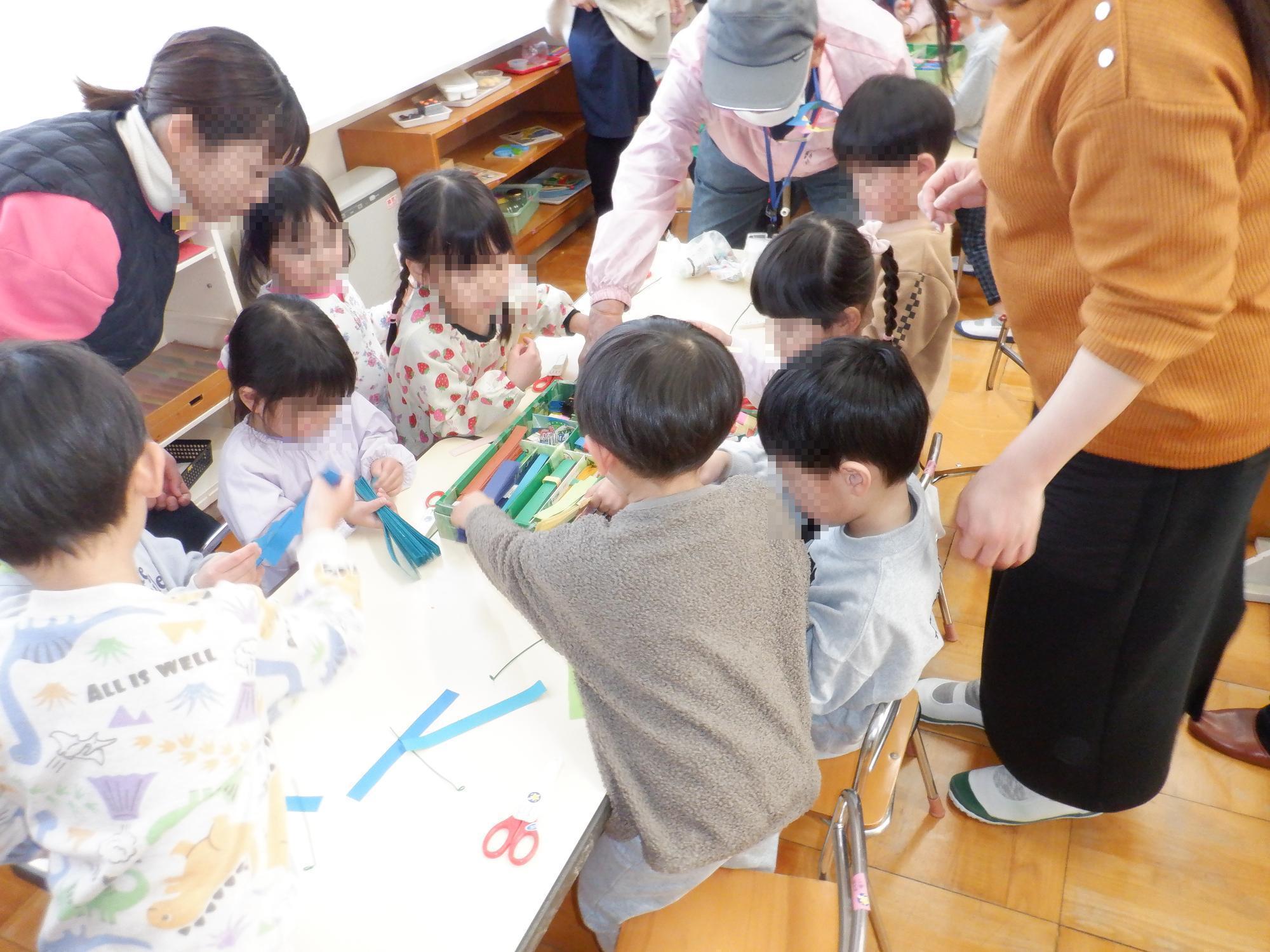 こどもたちがかざぐるまで遊んでいる様子