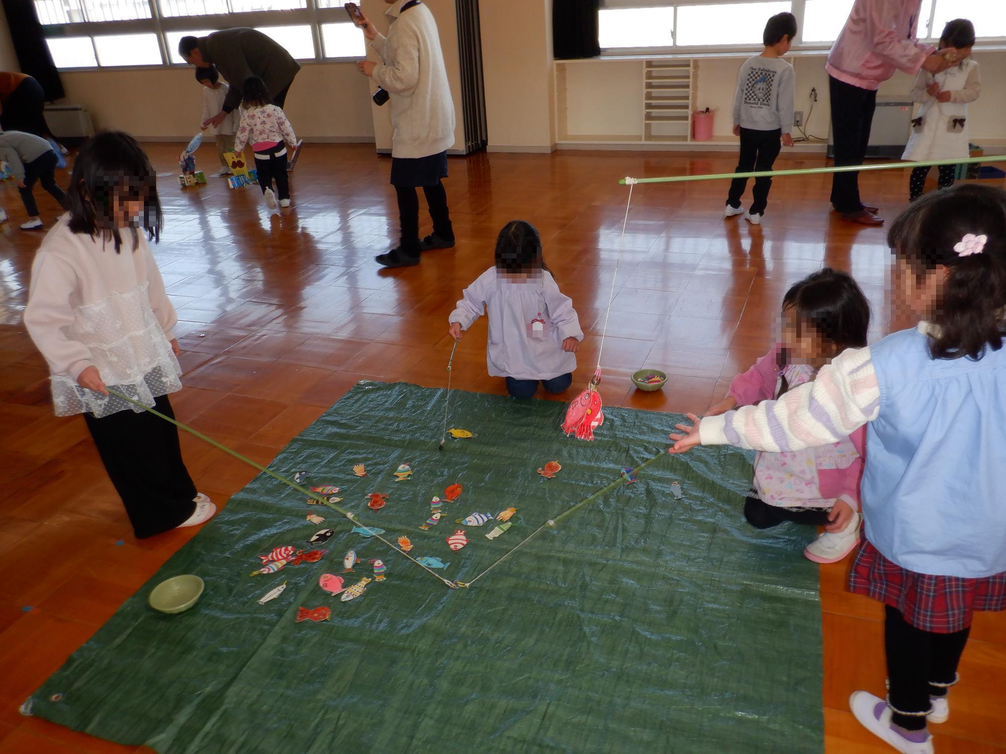 魚釣りで遊んでいる様子