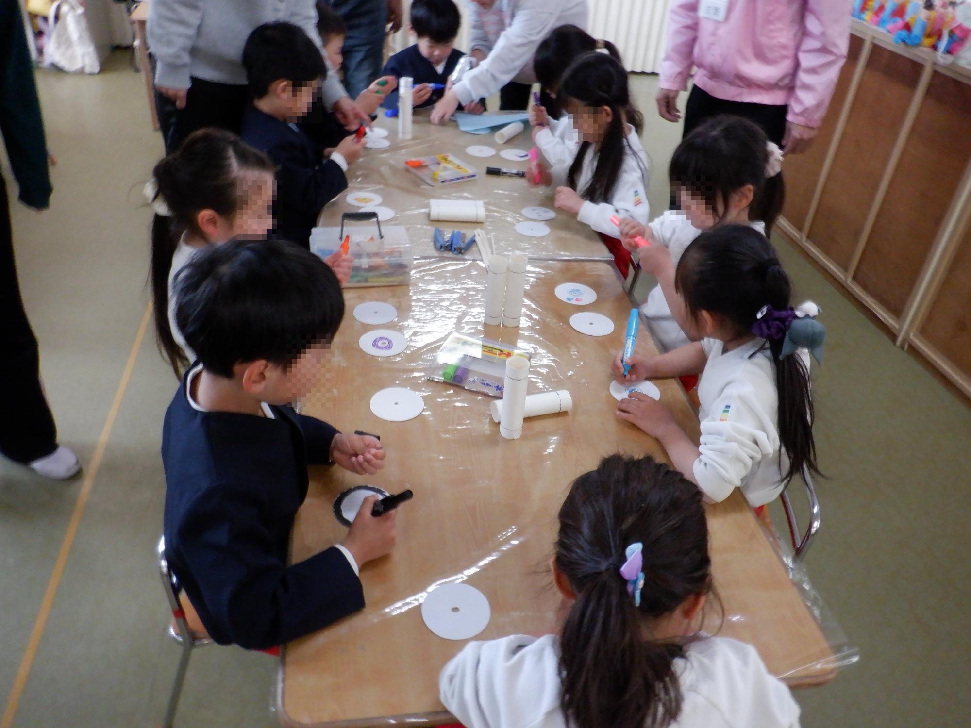 こどもたちがこまを作っている様子