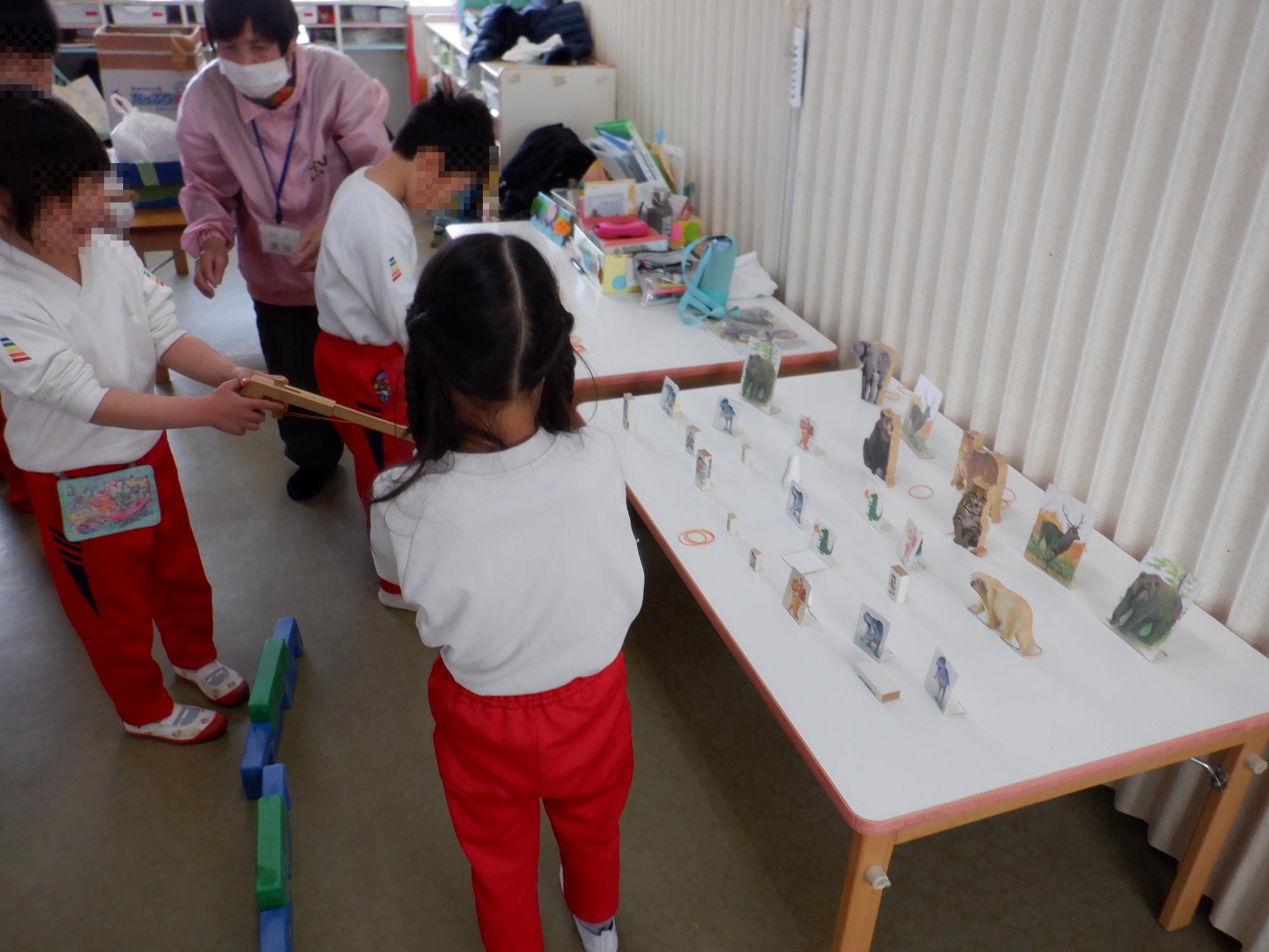 ゴム銃で遊んでいる様子