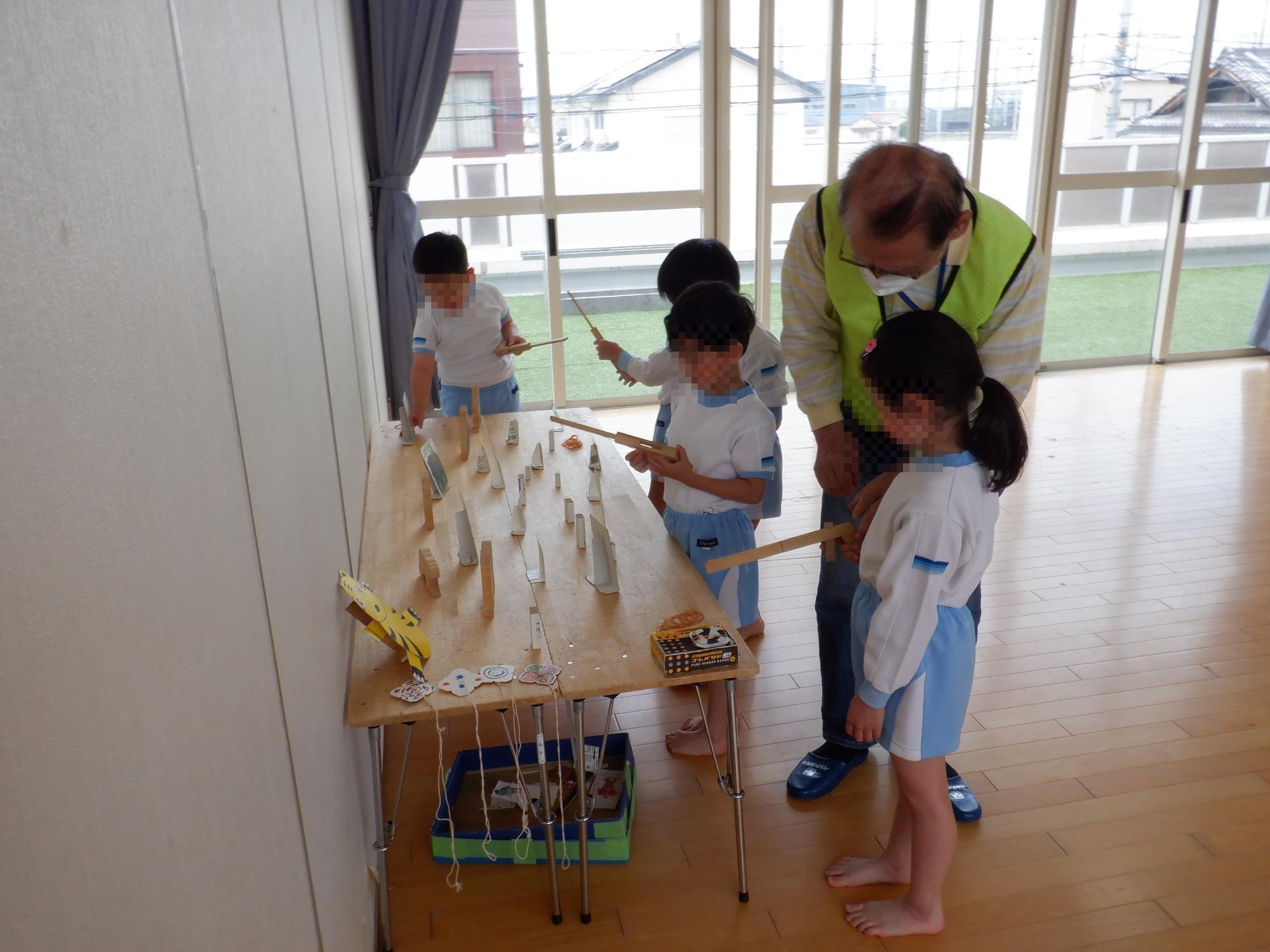 ゴム銃で遊んでいる様子