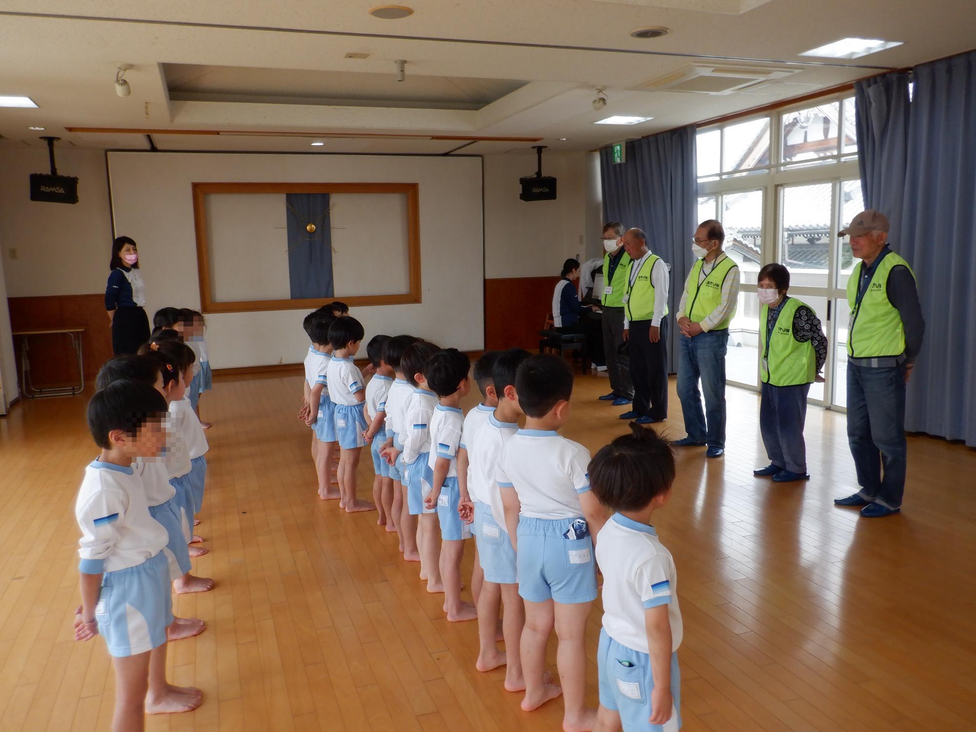 子ども達が隊員にお礼を言っている様子