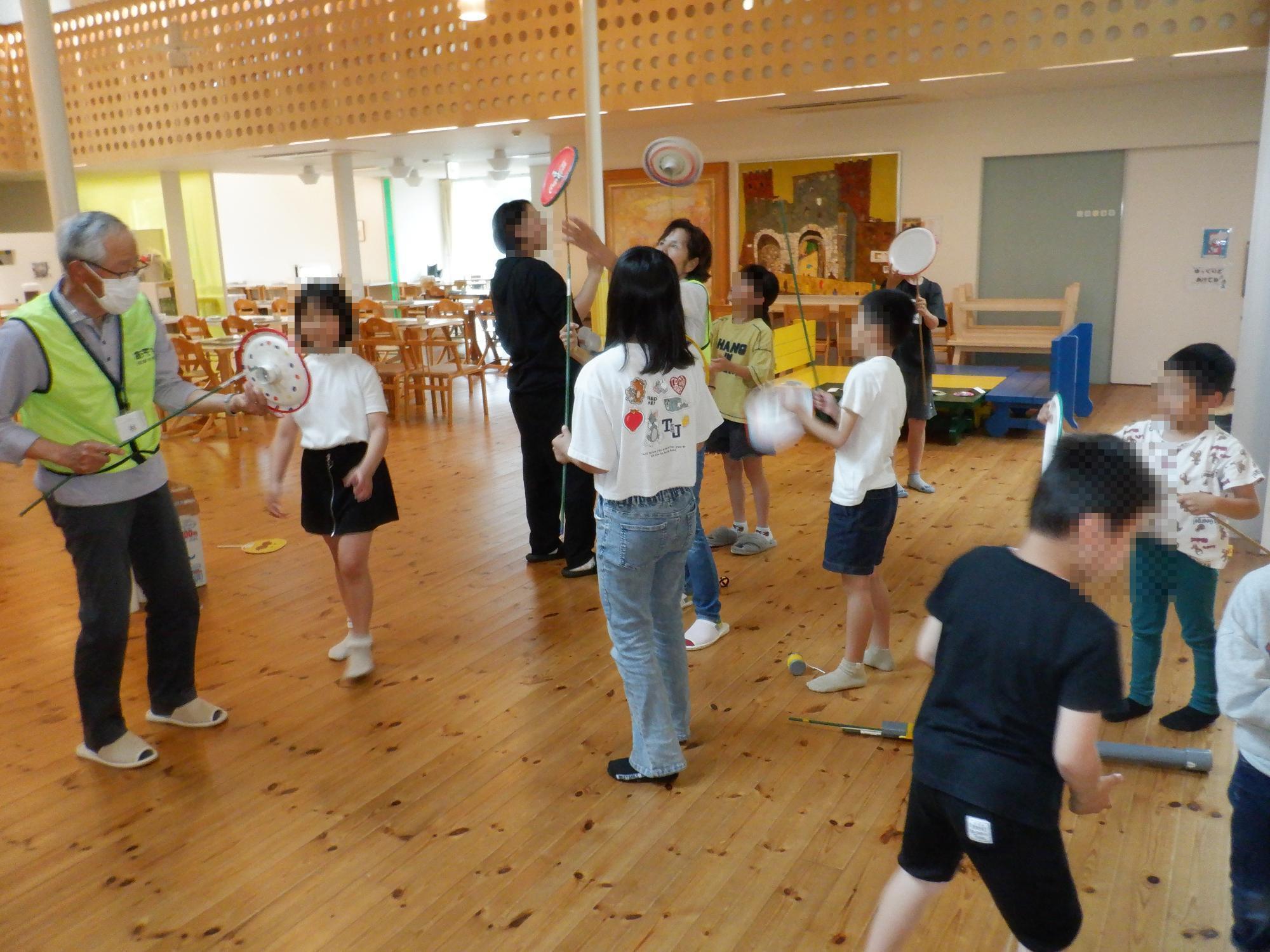 隊員たちと皿回しで遊んでいる様子