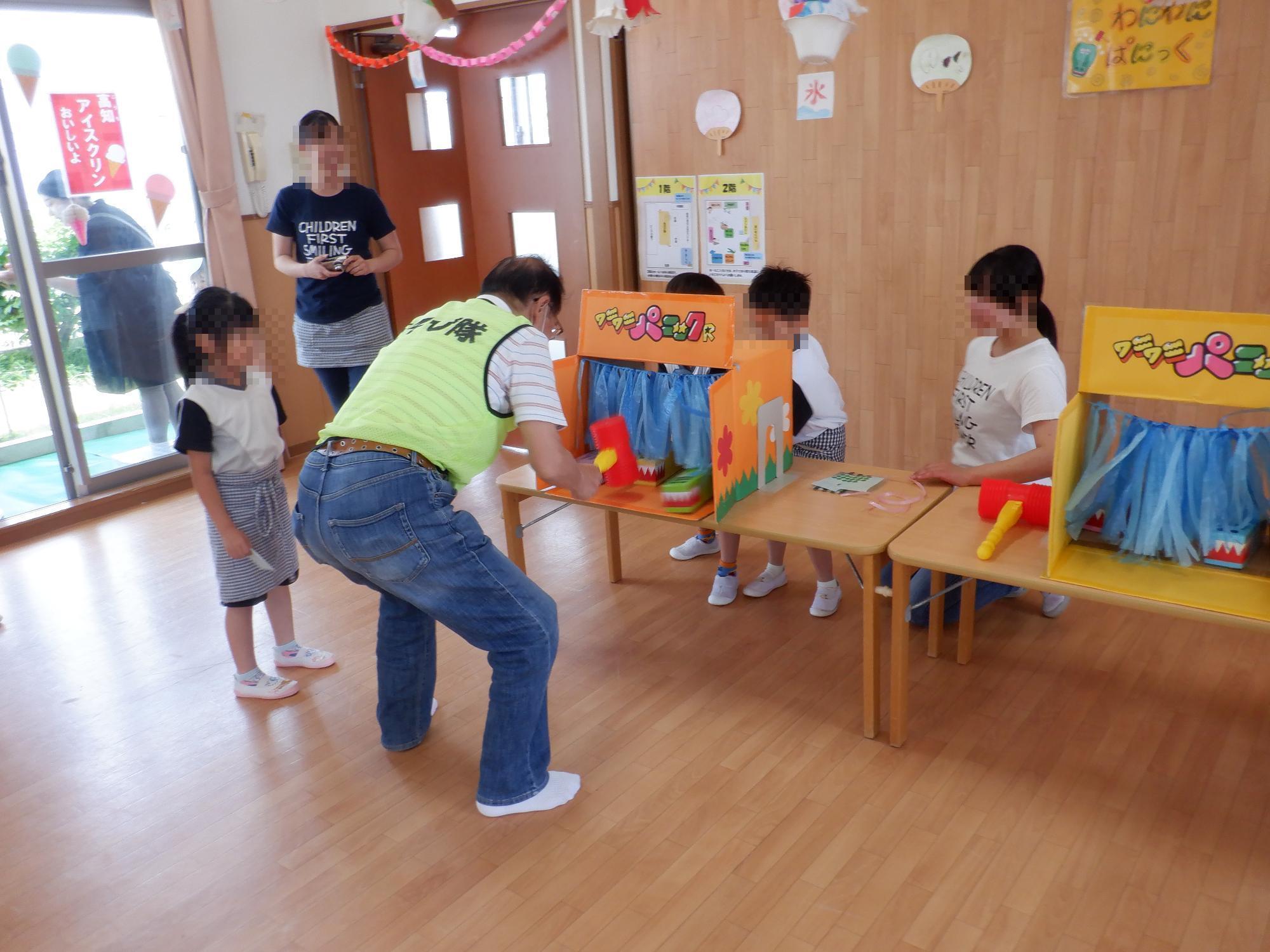 隊員も子ども達と一緒に遊んでいる様子