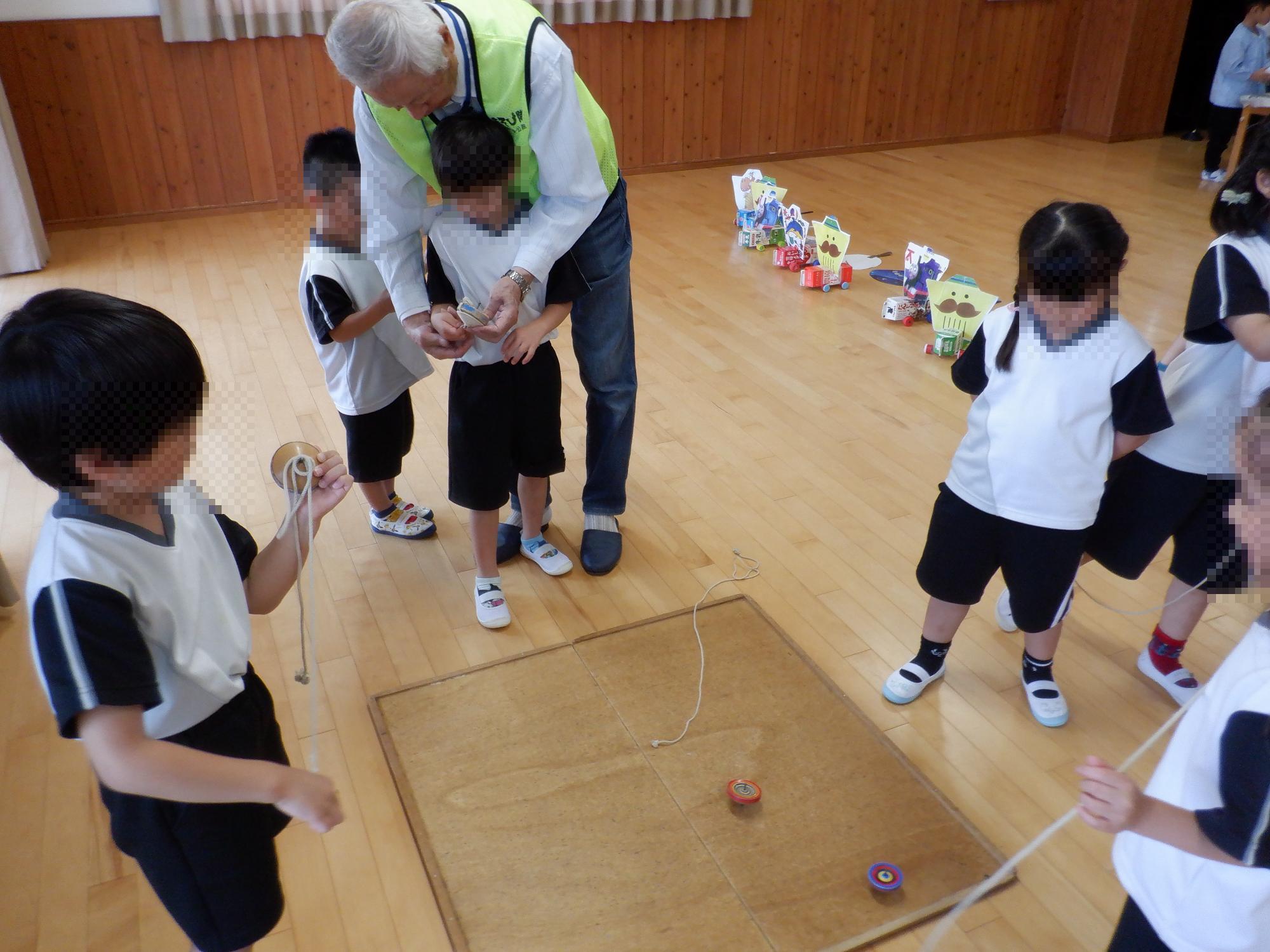 コマ回しで遊んでいる様子