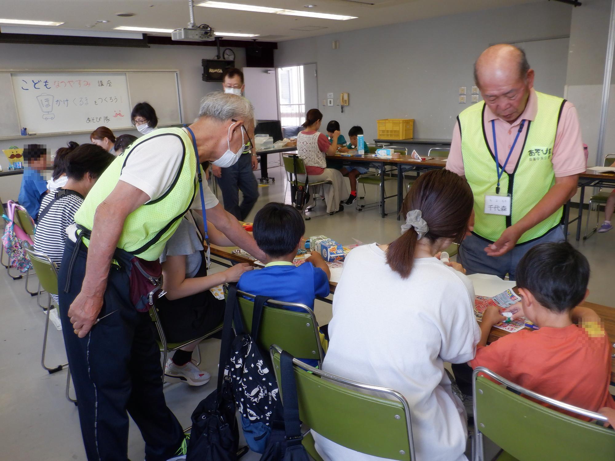 子ども達が帆掛け車を作成している様子です