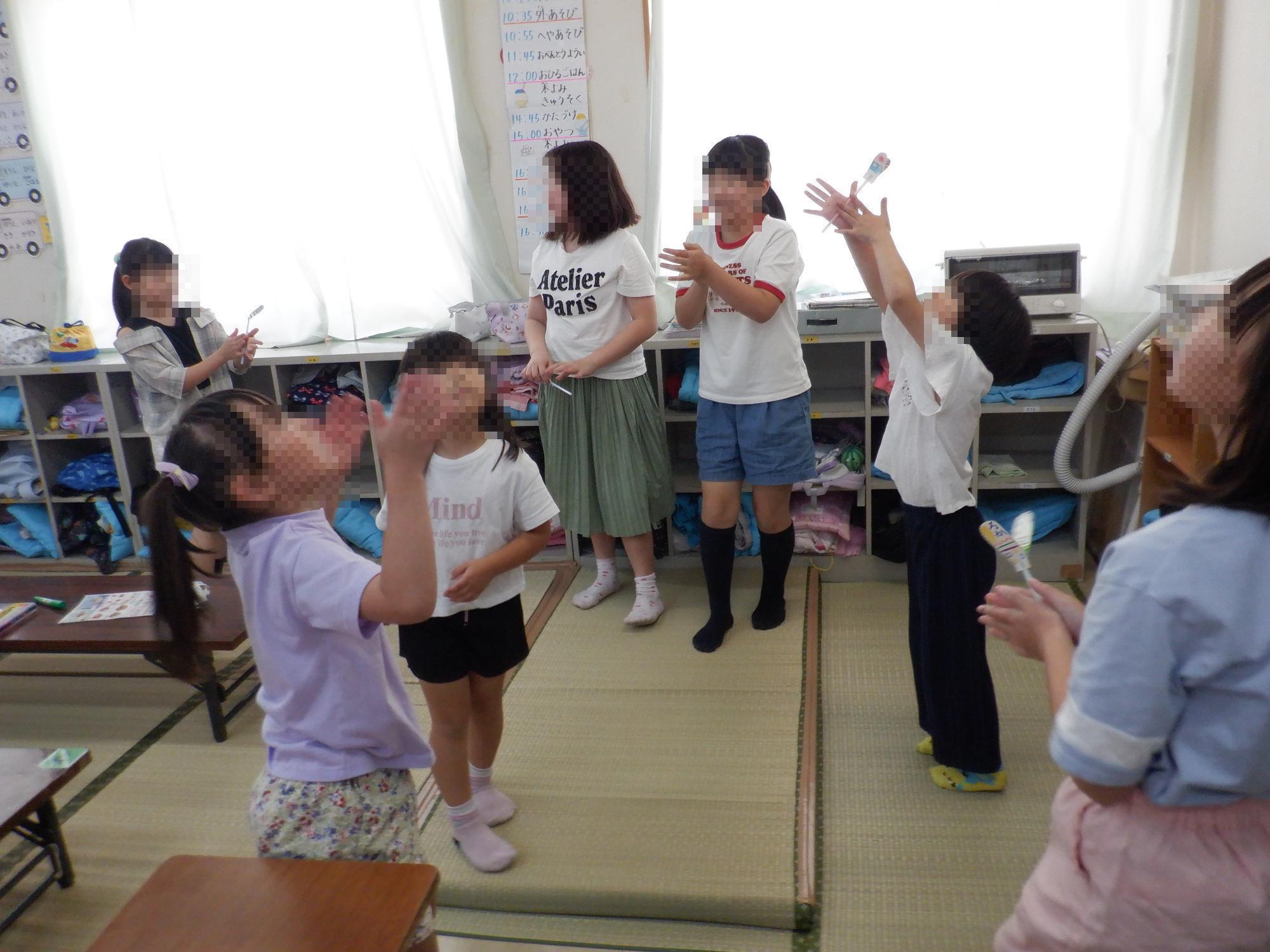 子ども達がストロートンボを飛ばしている様子です