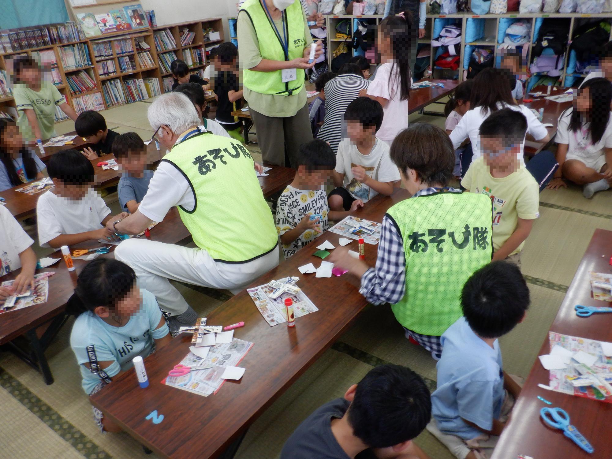 子ども達が牛乳パックゴマを作成している様子です