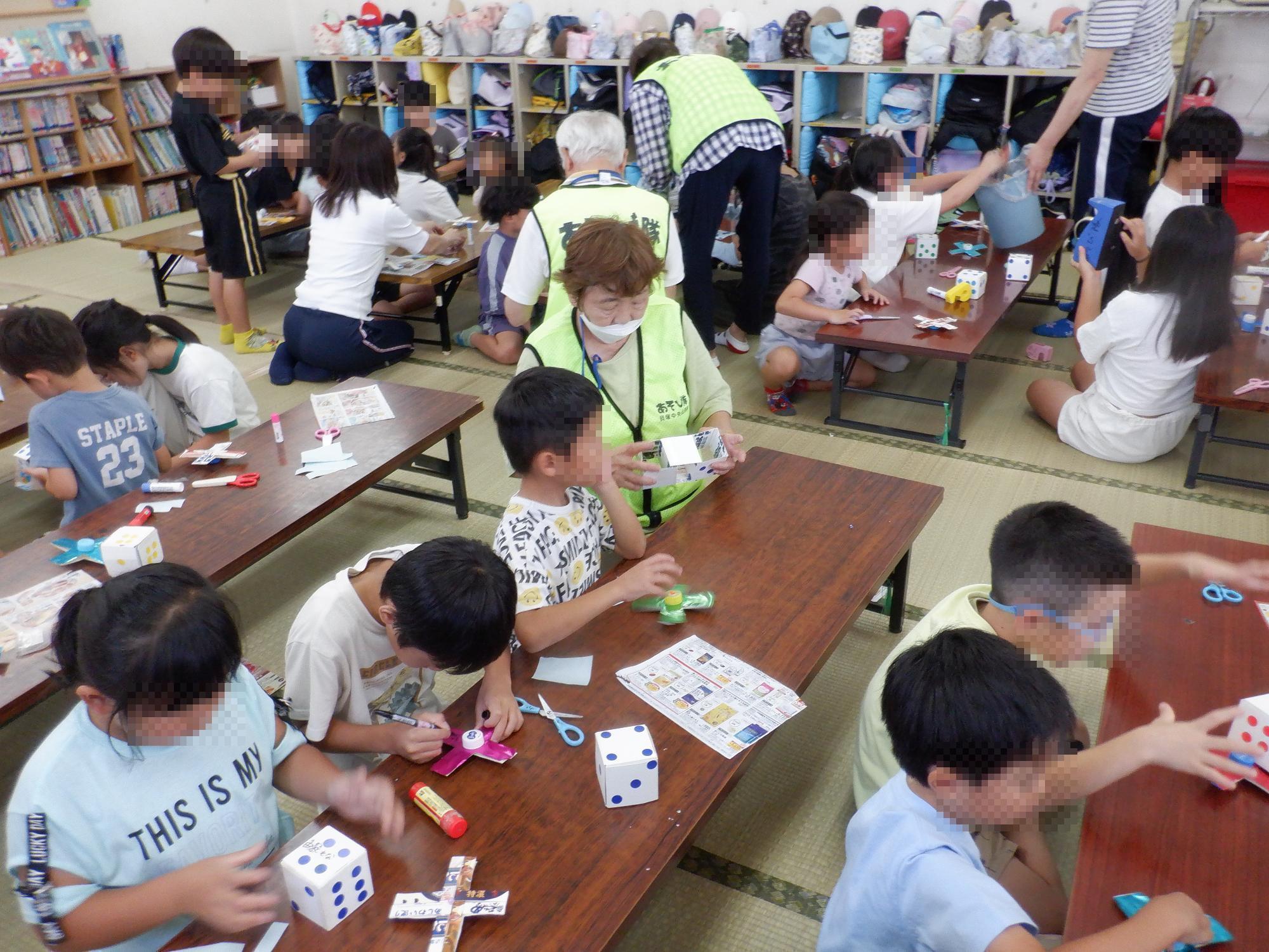 子ども達がサイコロルービックを製作している様子です