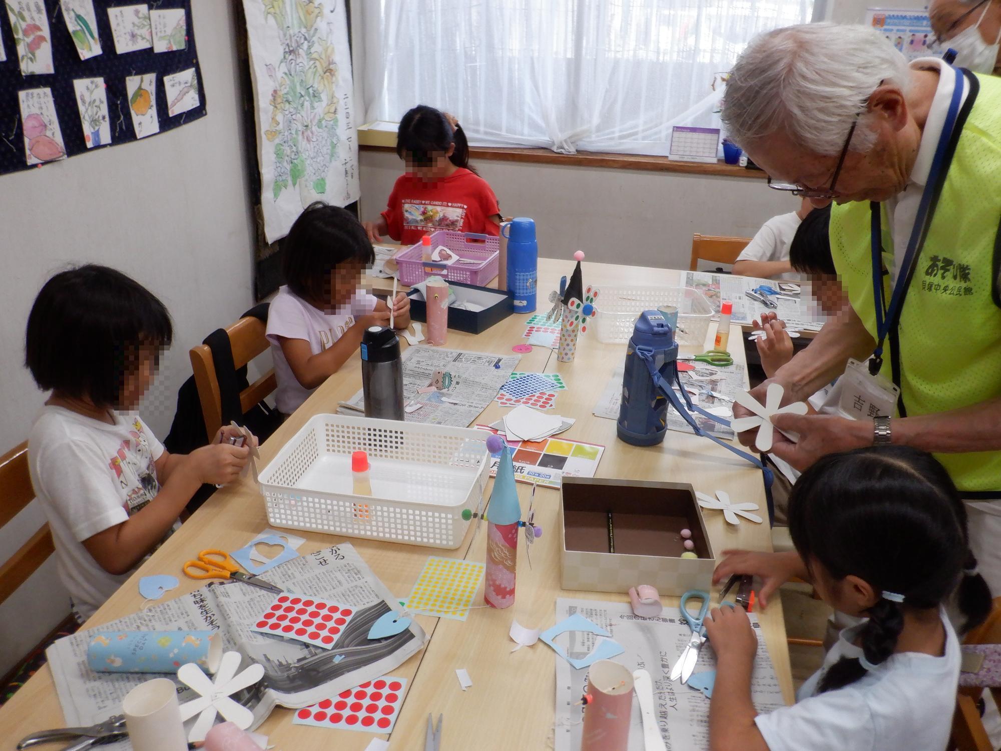 子どもたちが風車を製作している様子です