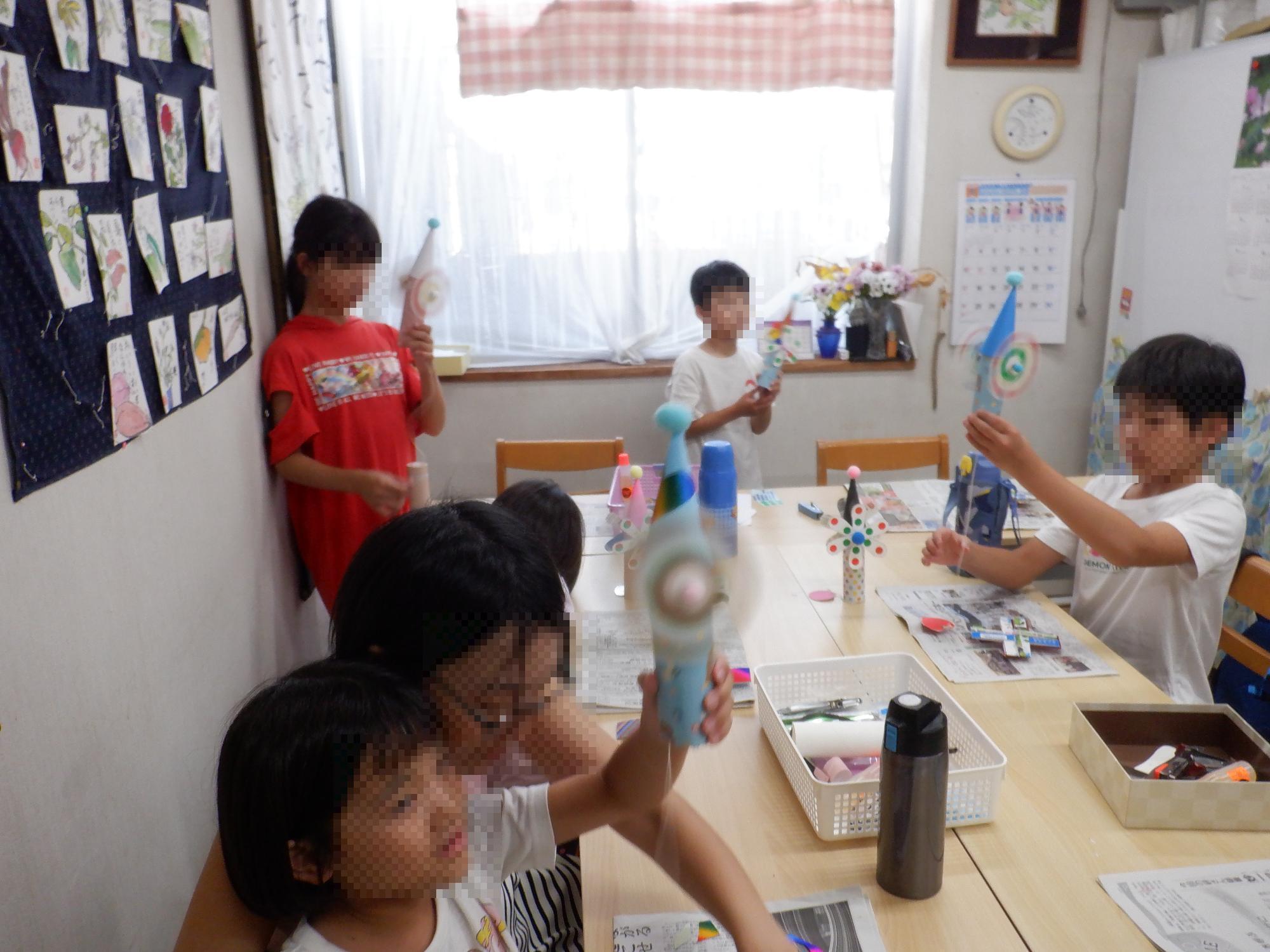 子どもたちが風車を回している様子です