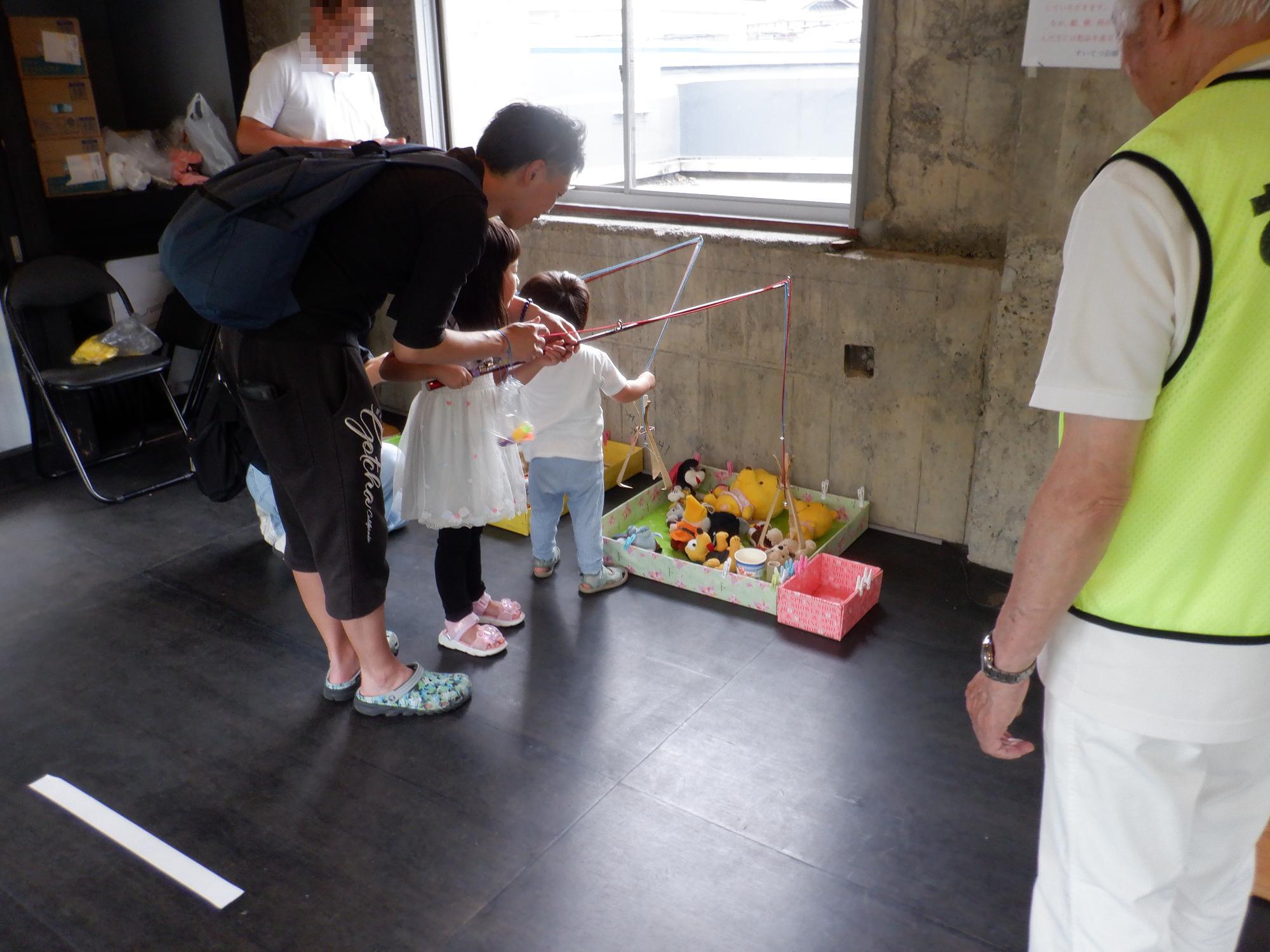 子ども達がクレーンゲームで遊んでいる様子です