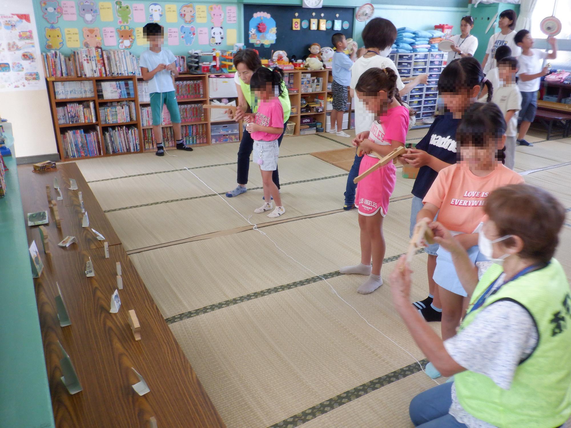 子ども達が射的に挑戦している様子です