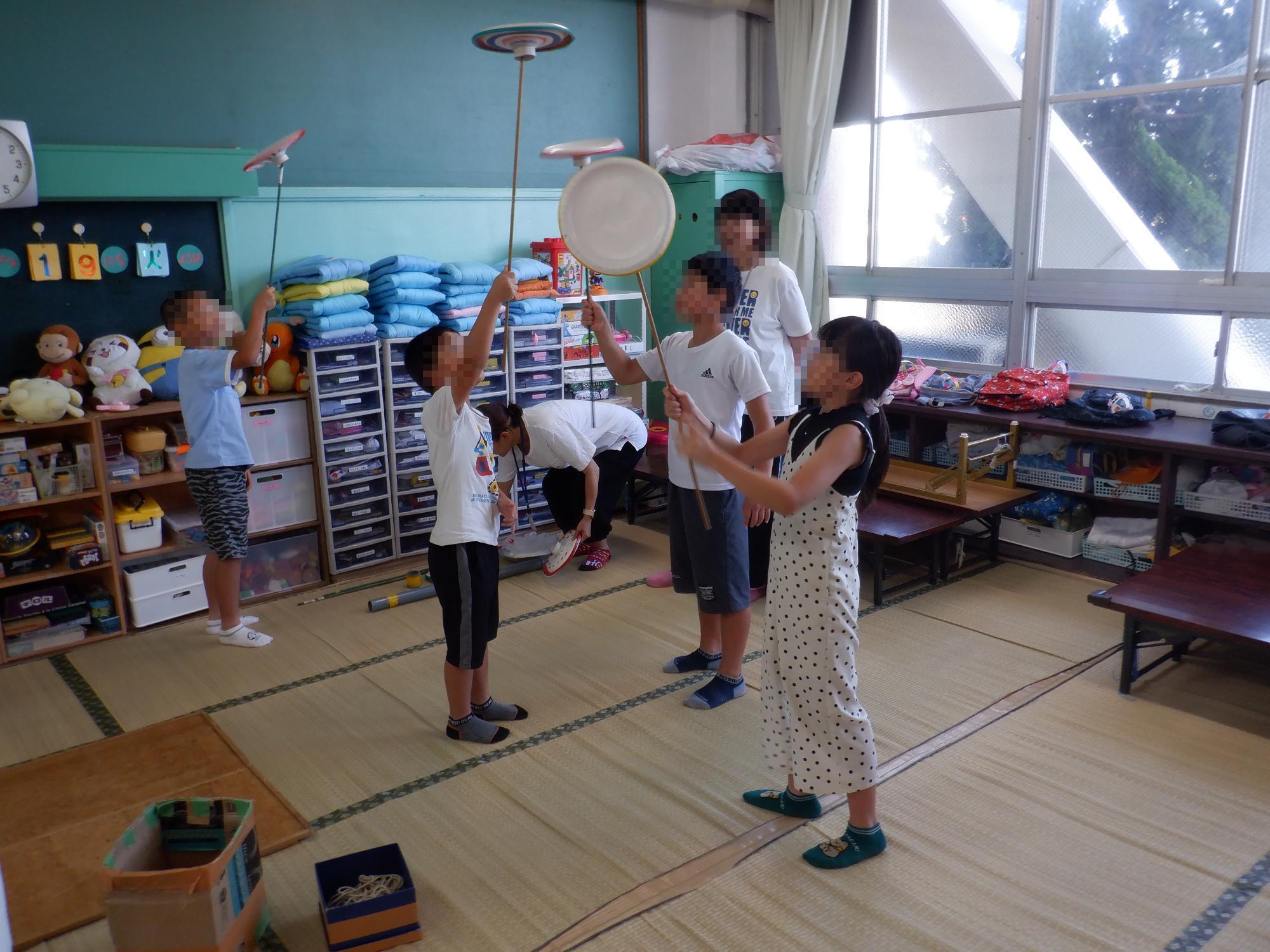 子ども達が皿回しをしている様子です