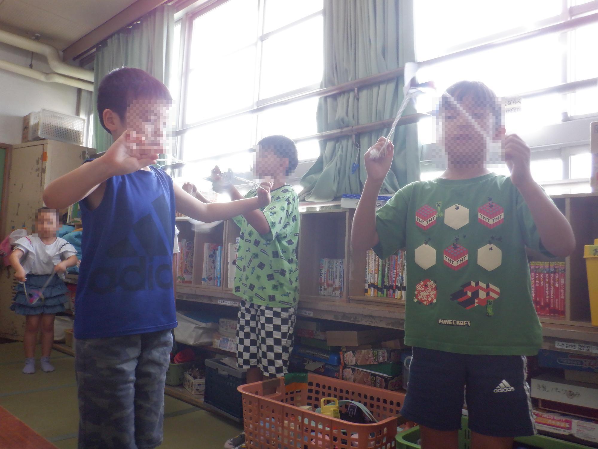 子ども達がブンブンゴマを回している様子です