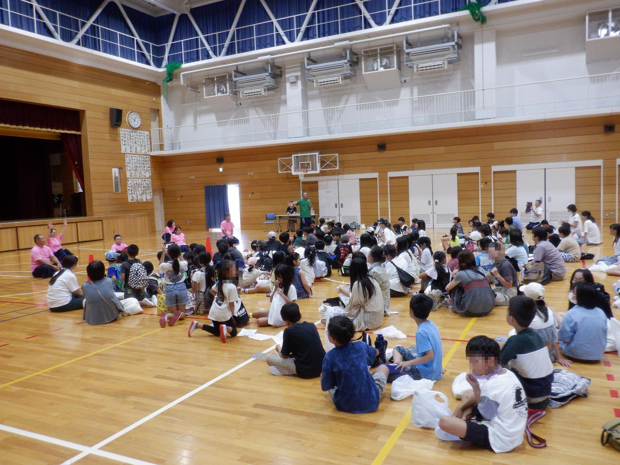 約200名の子ども達が開会宣言を聞いている様子です