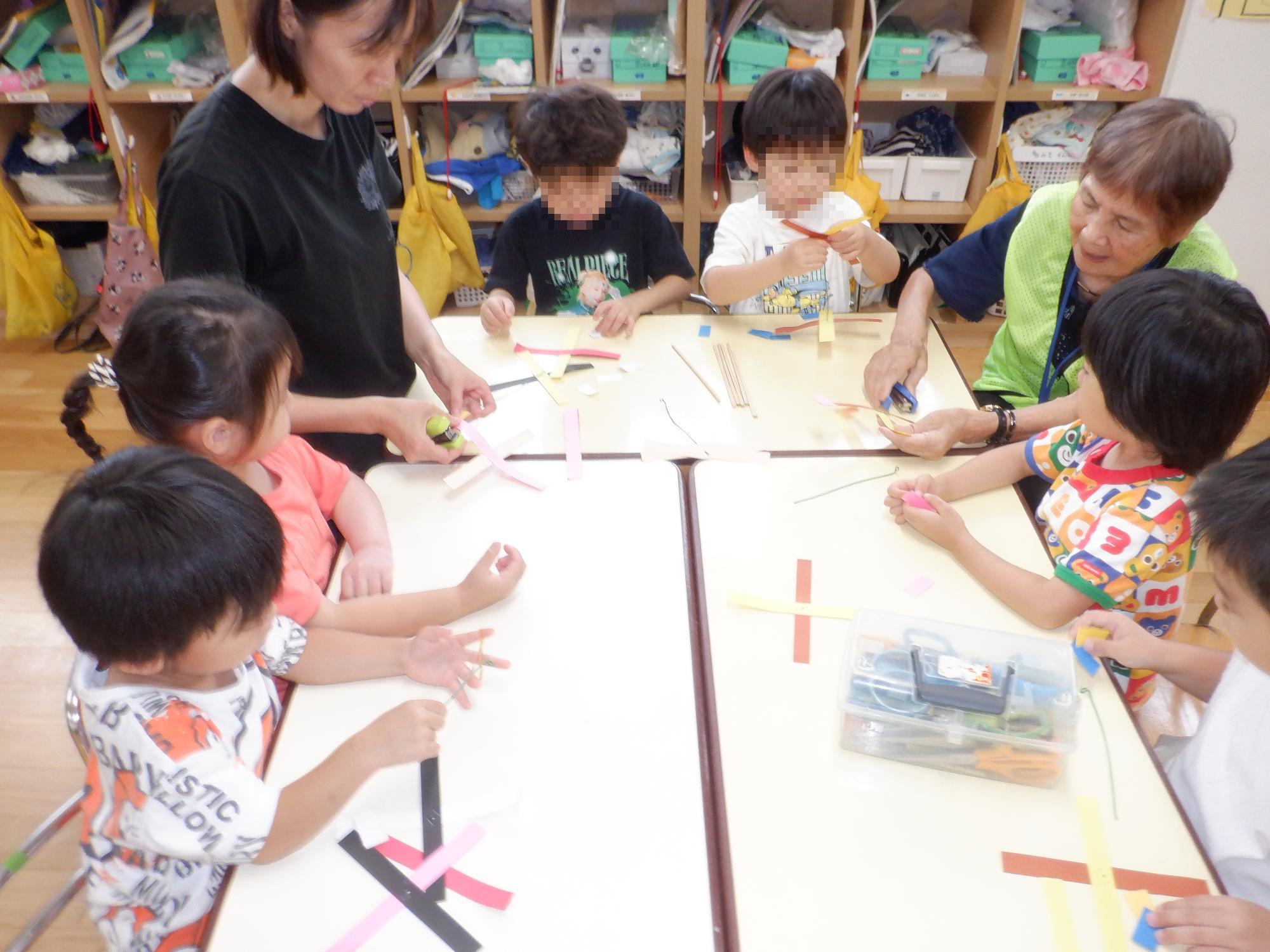 子ども達が風車を工作している様子です
