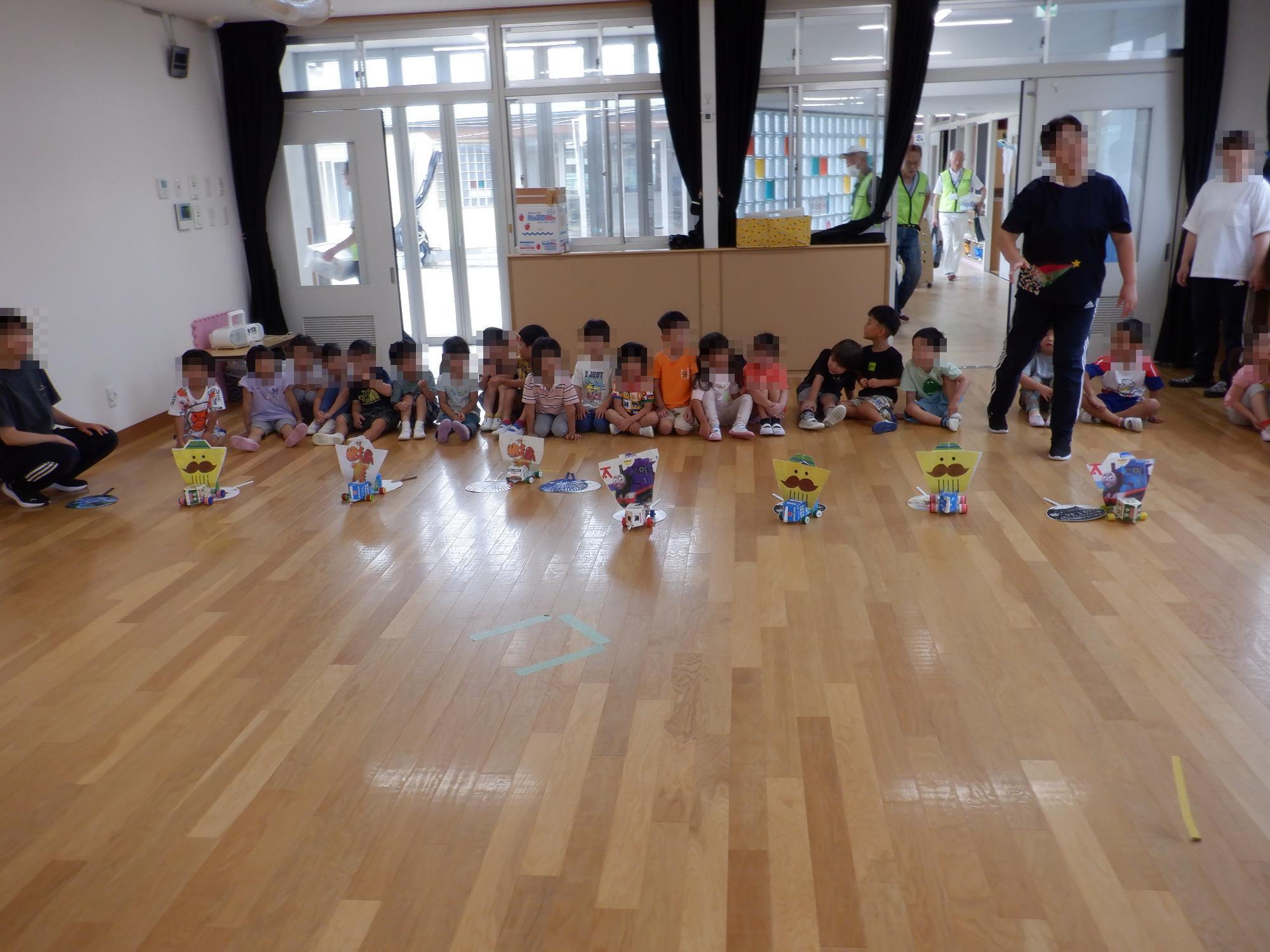 子ども達が帆掛け車で遊んでいる様子です