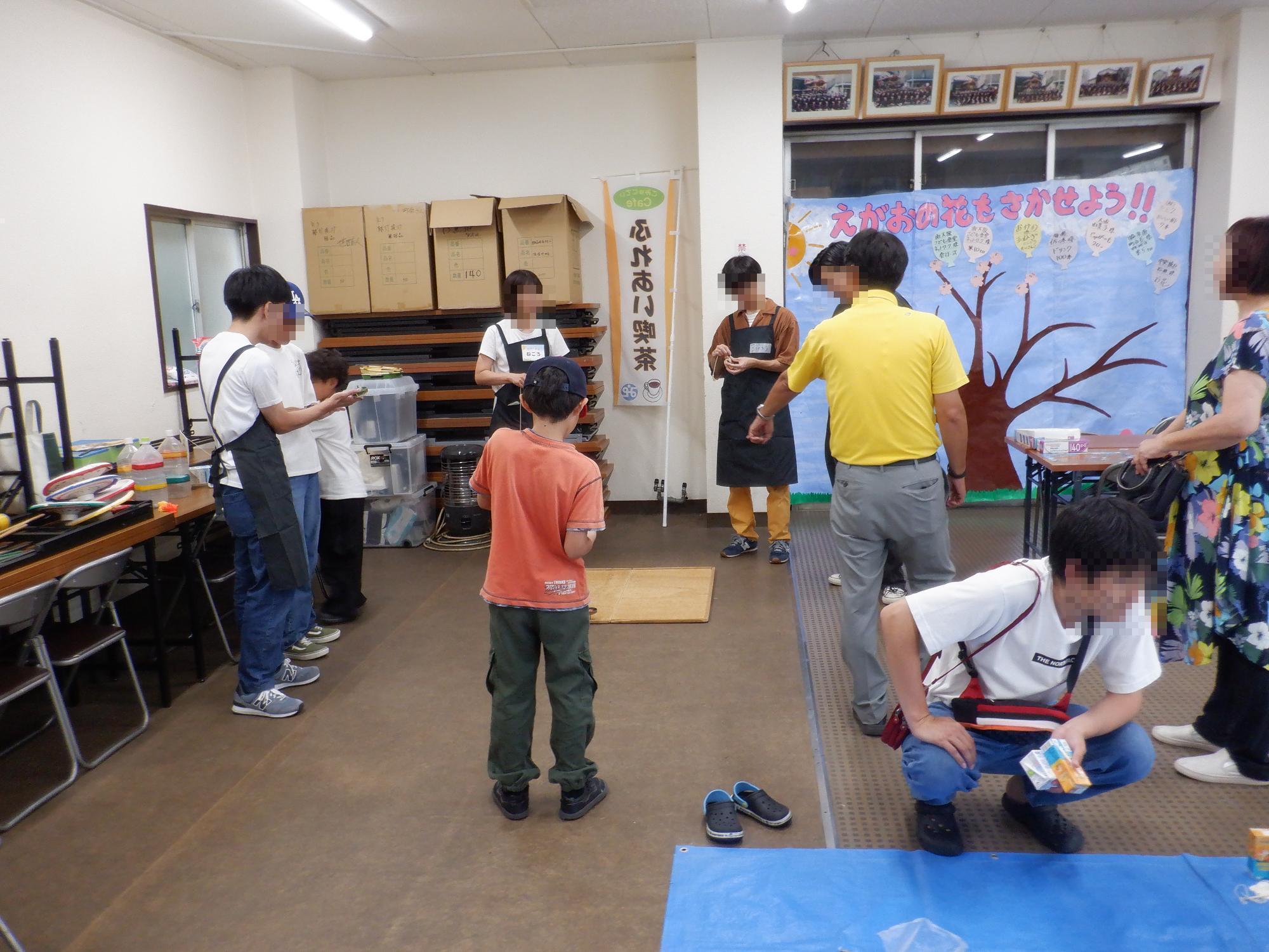 子ども達とおもちゃ作りをしている様子です
